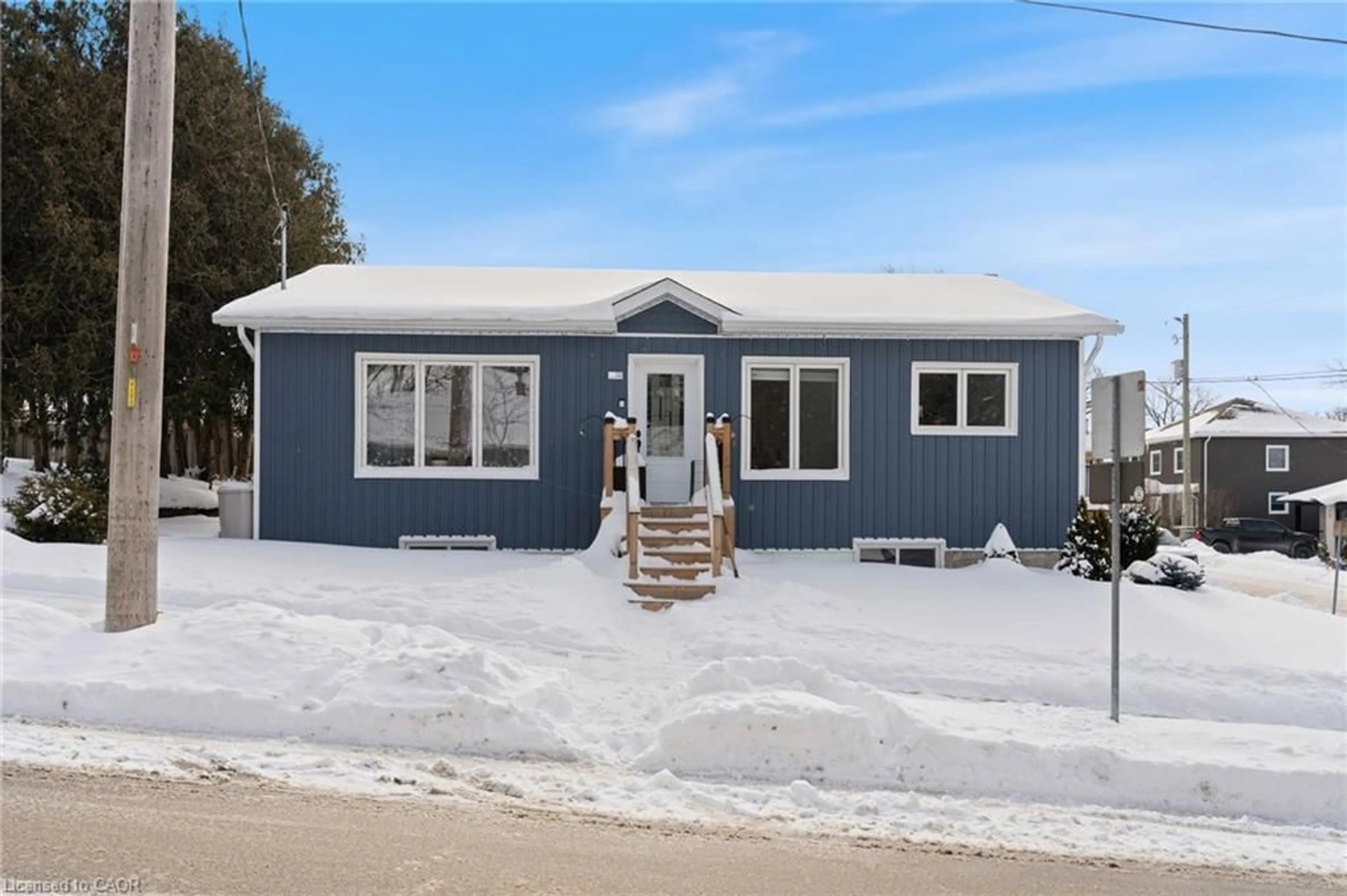 Home with vinyl exterior material, street for 32 Nichol St, Waterford Ontario N0E 1Y0