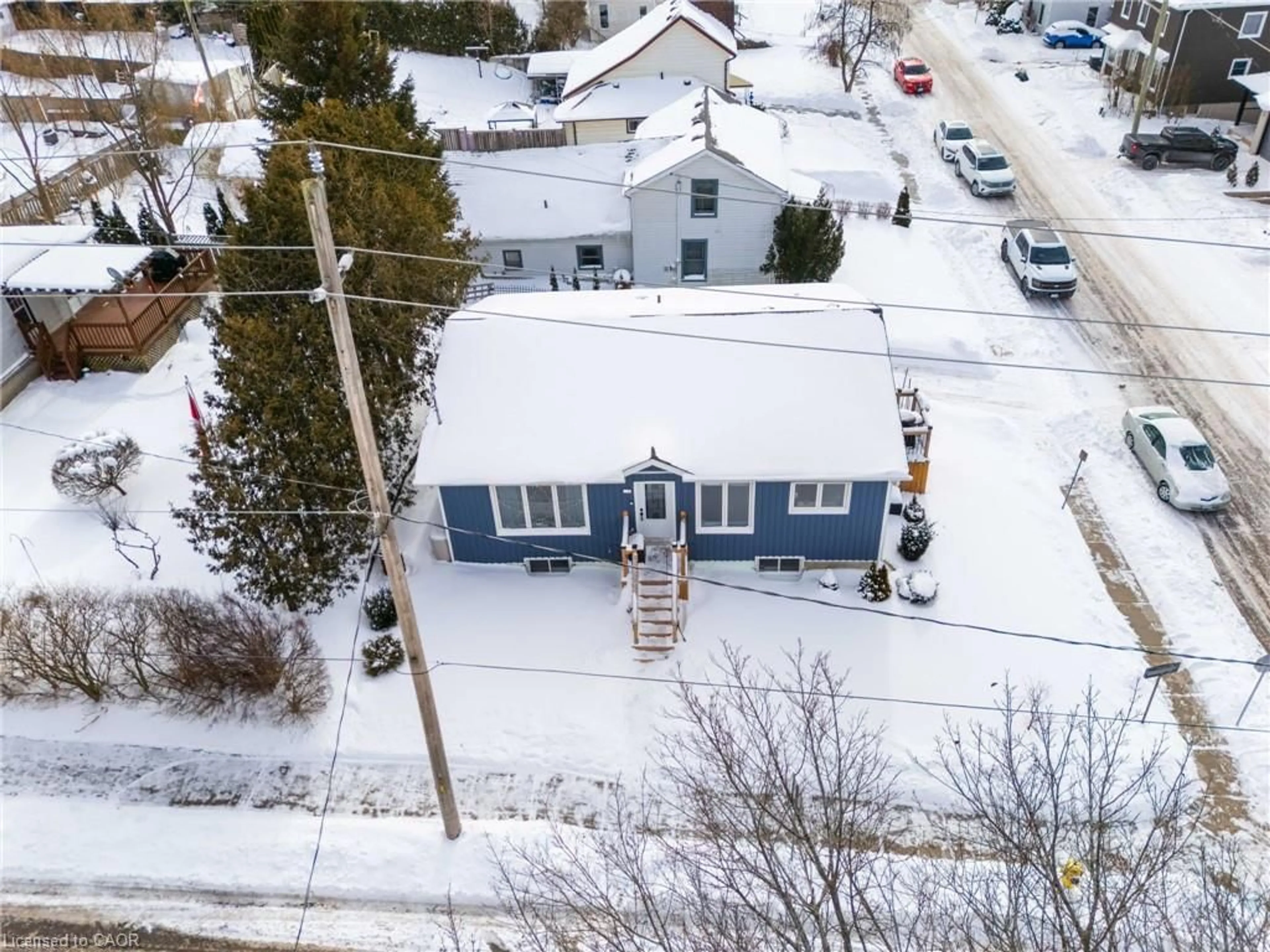 A pic from outside/outdoor area/front of a property/back of a property/a pic from drone, street for 32 Nichol St, Waterford Ontario N0E 1Y0