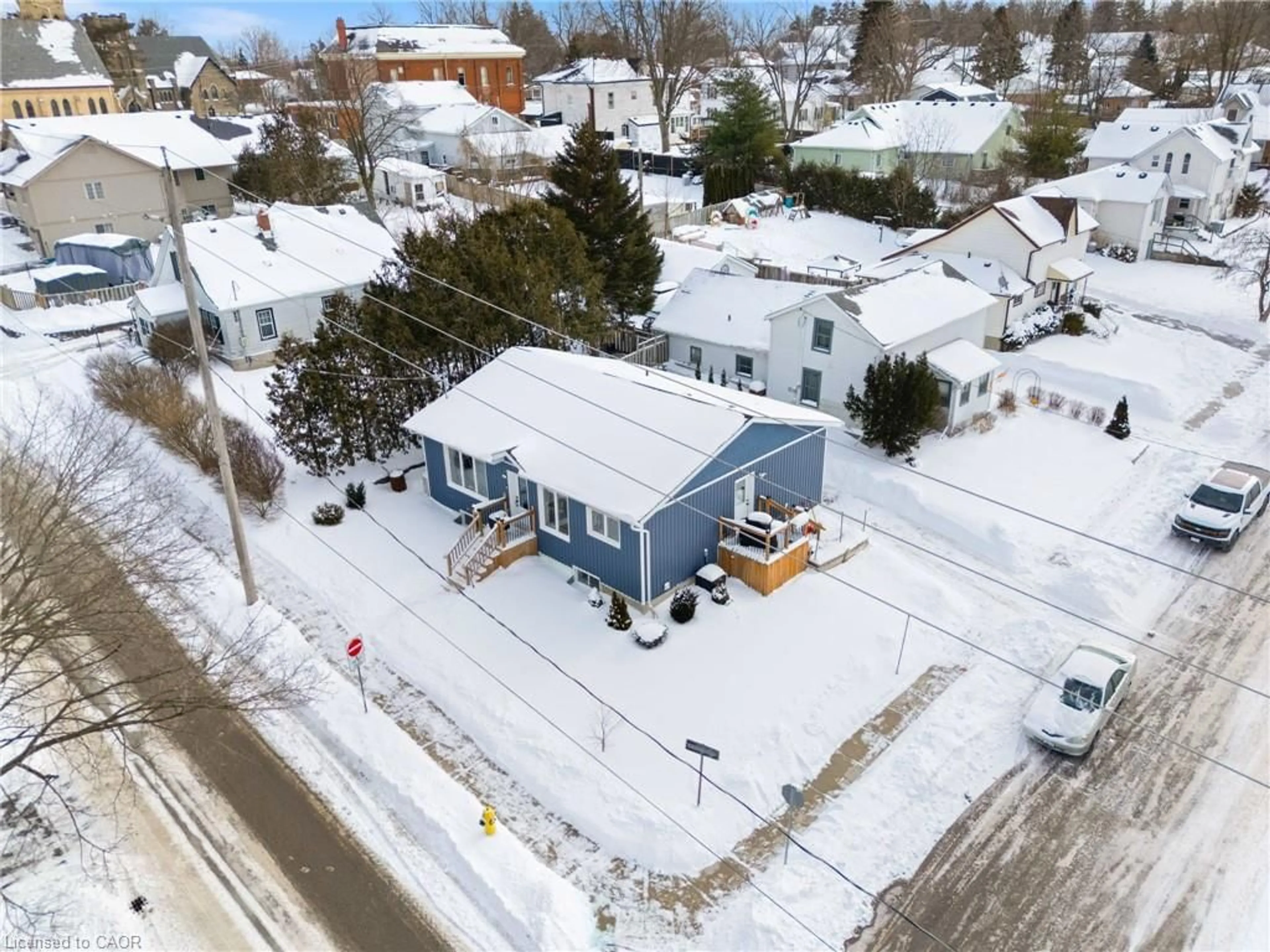 A pic from outside/outdoor area/front of a property/back of a property/a pic from drone, building for 32 Nichol St, Waterford Ontario N0E 1Y0