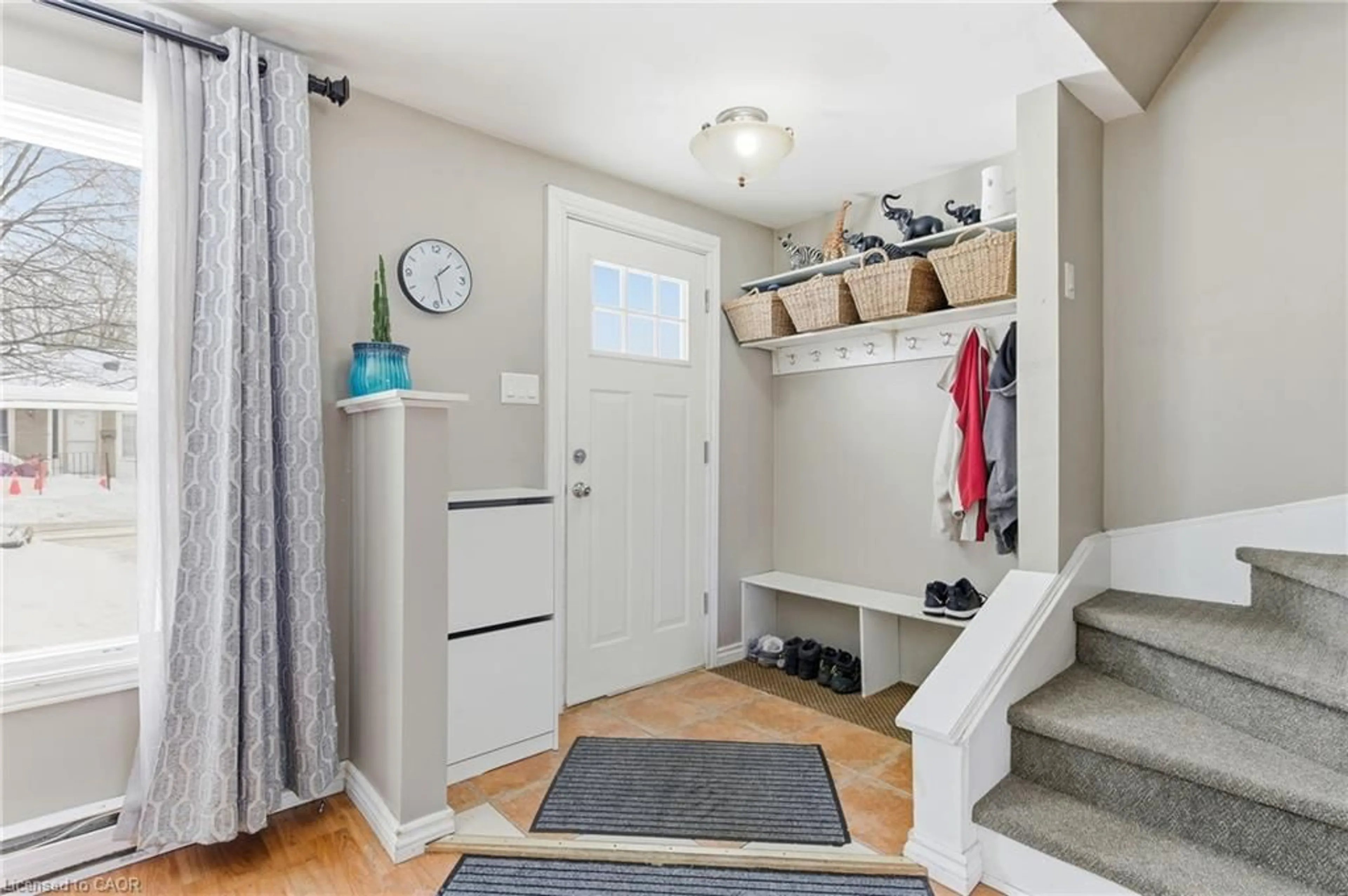 Indoor entryway for 743 Parkview Cres, Cambridge Ontario N3H 5A1