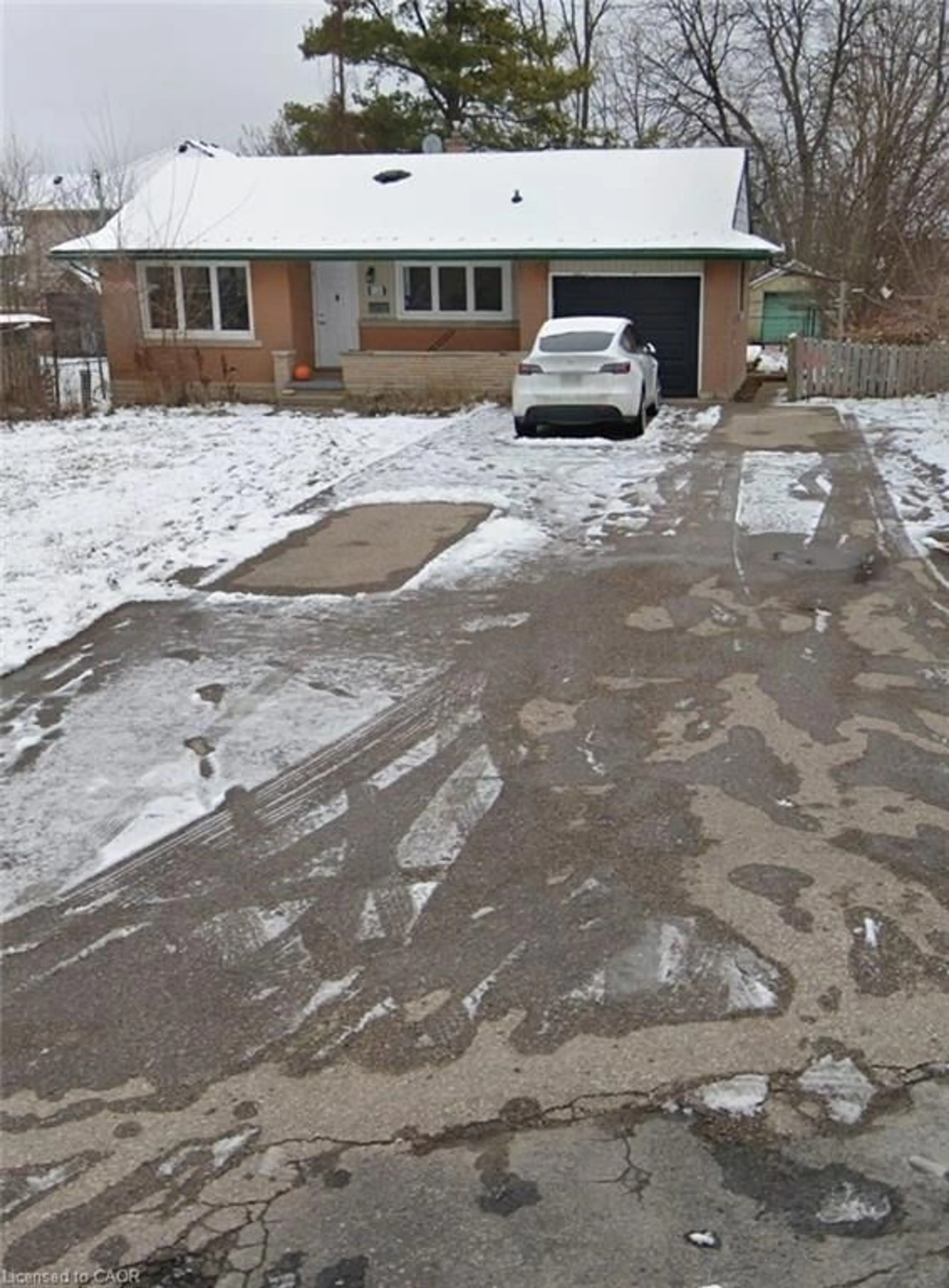 A pic from outside/outdoor area/front of a property/back of a property/a pic from drone, street for 114 Doon Valley Dr, Kitchener Ontario N2P 1B2