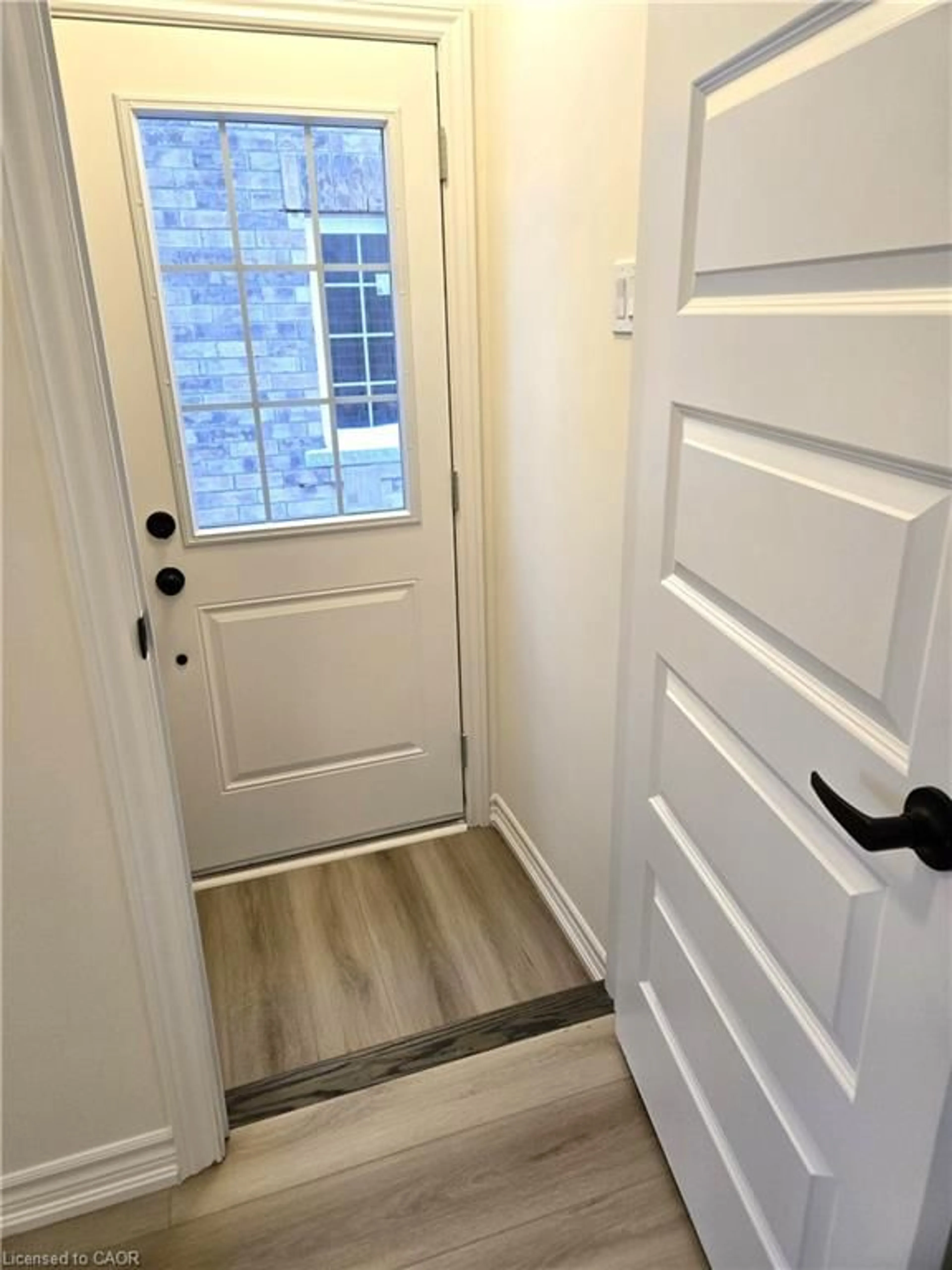 Indoor entryway for 14 Elsegood Dr, Guelph Ontario N1L 1B3