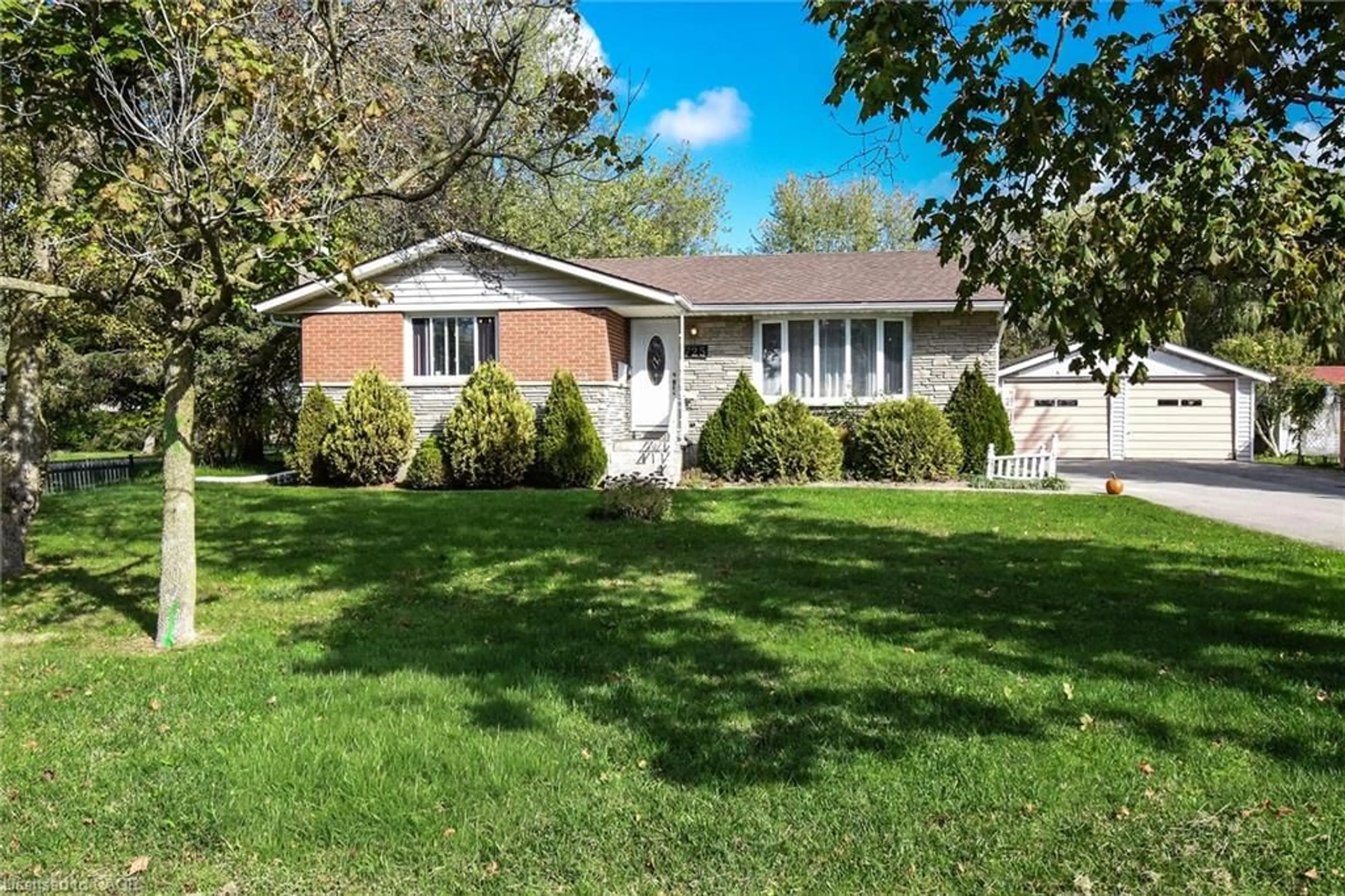 Home with vinyl exterior material, street for 725 Cross St, Dunnville Ontario N1A 1N6