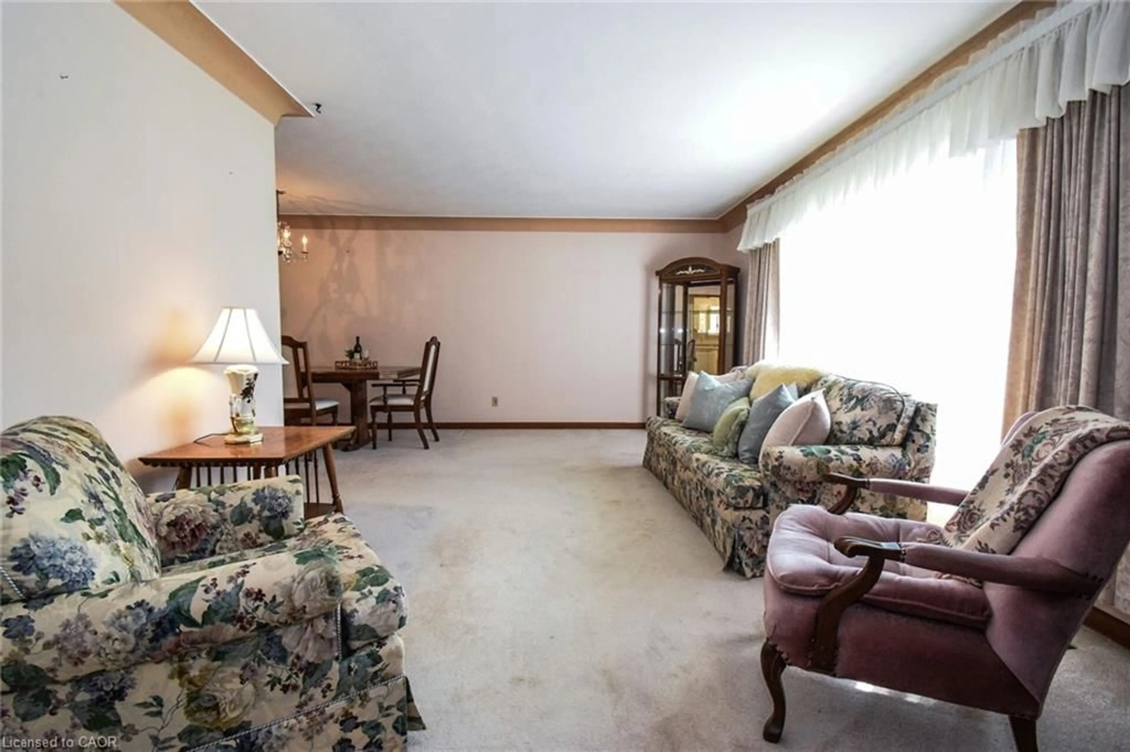 Living room with furniture, unknown for 725 Cross St, Dunnville Ontario N1A 1N6