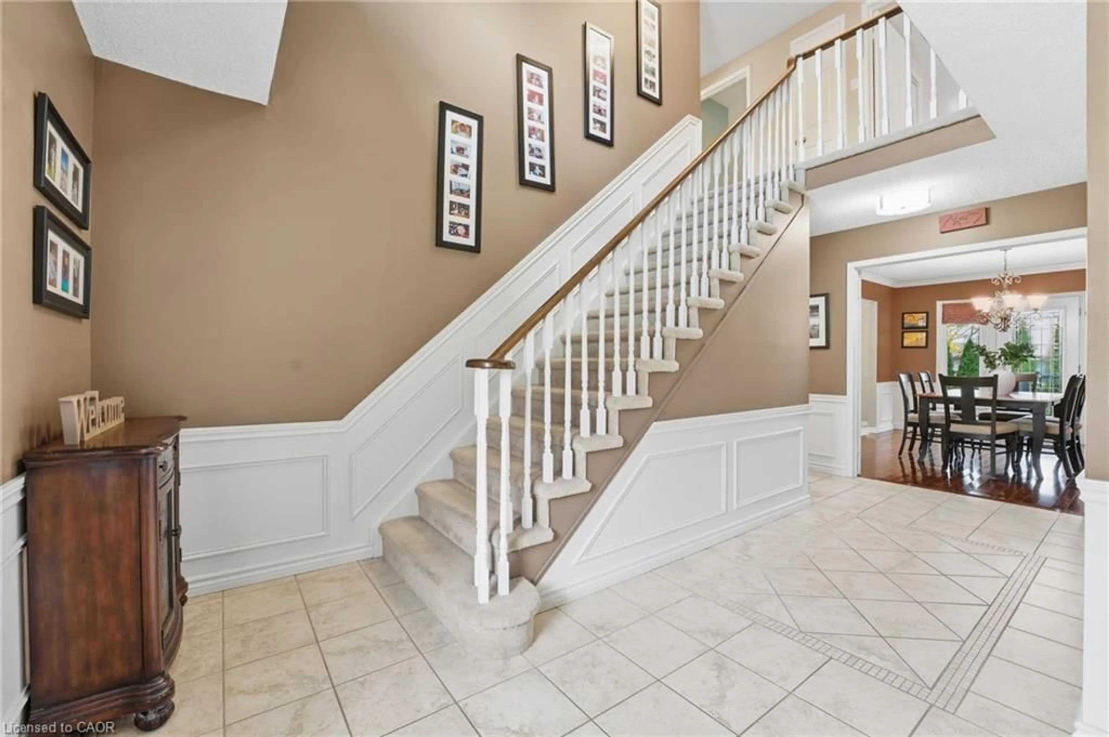 Indoor foyer for 84 Chatterson Dr, Ancaster Ontario L9G 3X2