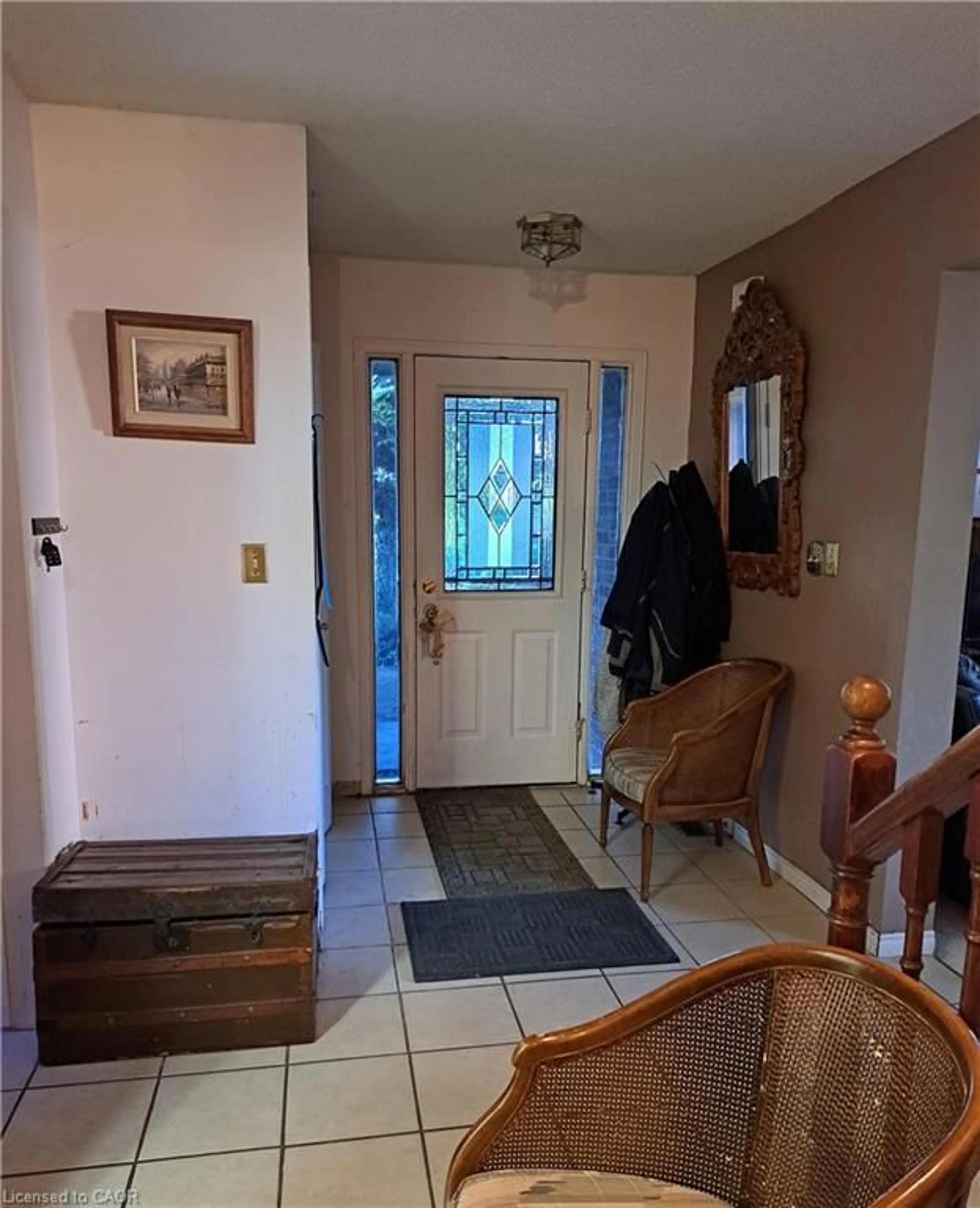 Indoor entryway for 10 Jeanette Ave, Grimsby Ontario L3M 5B8