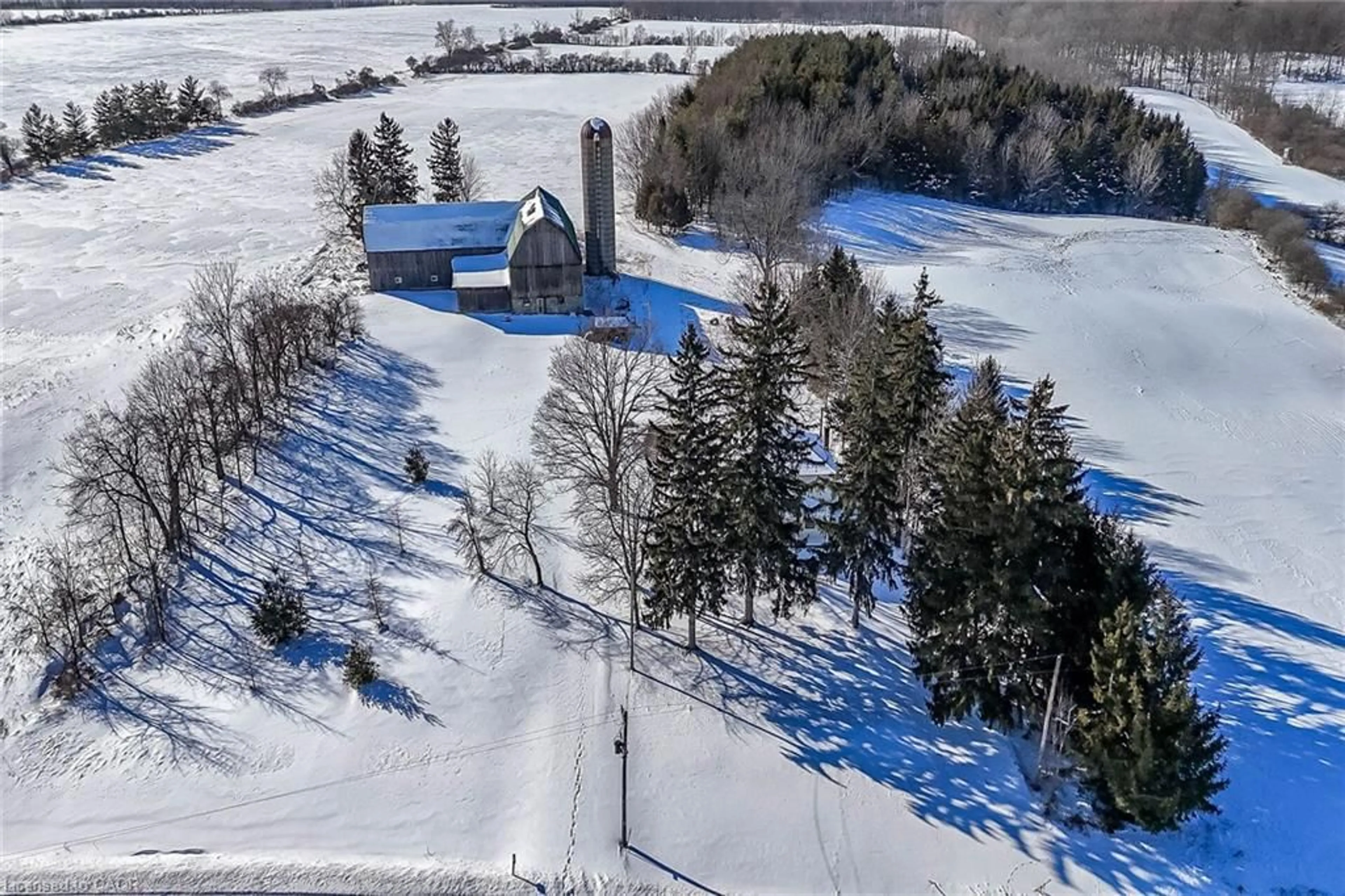 A pic from outside/outdoor area/front of a property/back of a property/a pic from drone, mountain view for 1631 River Rd, Cayuga Ontario N0A 1E0