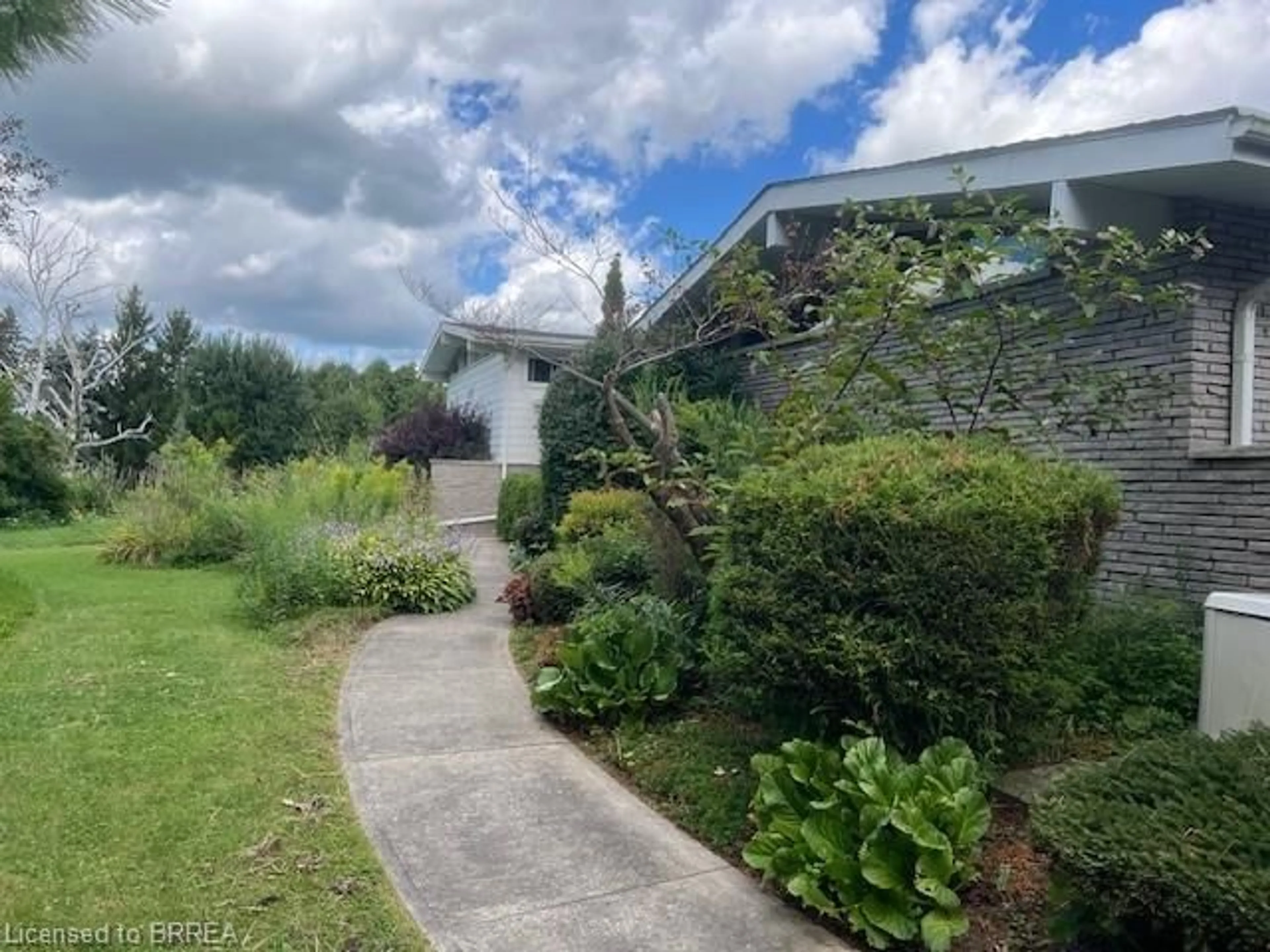 A pic from outside/outdoor area/front of a property/back of a property/a pic from drone, street for 971 Concession 8 Rd, Townsend Ontario N0E 1Y0