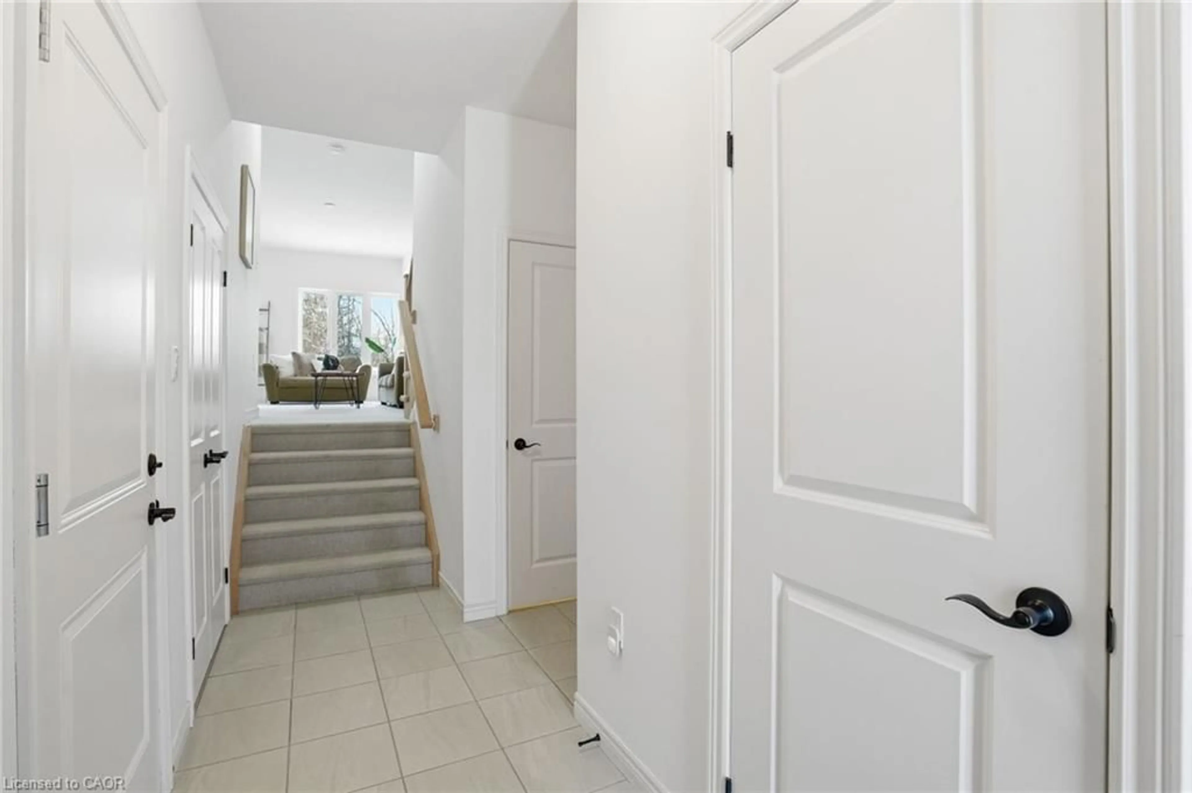 Indoor entryway for 63 Dennis Dr, Smithville Ontario L0R 2A0