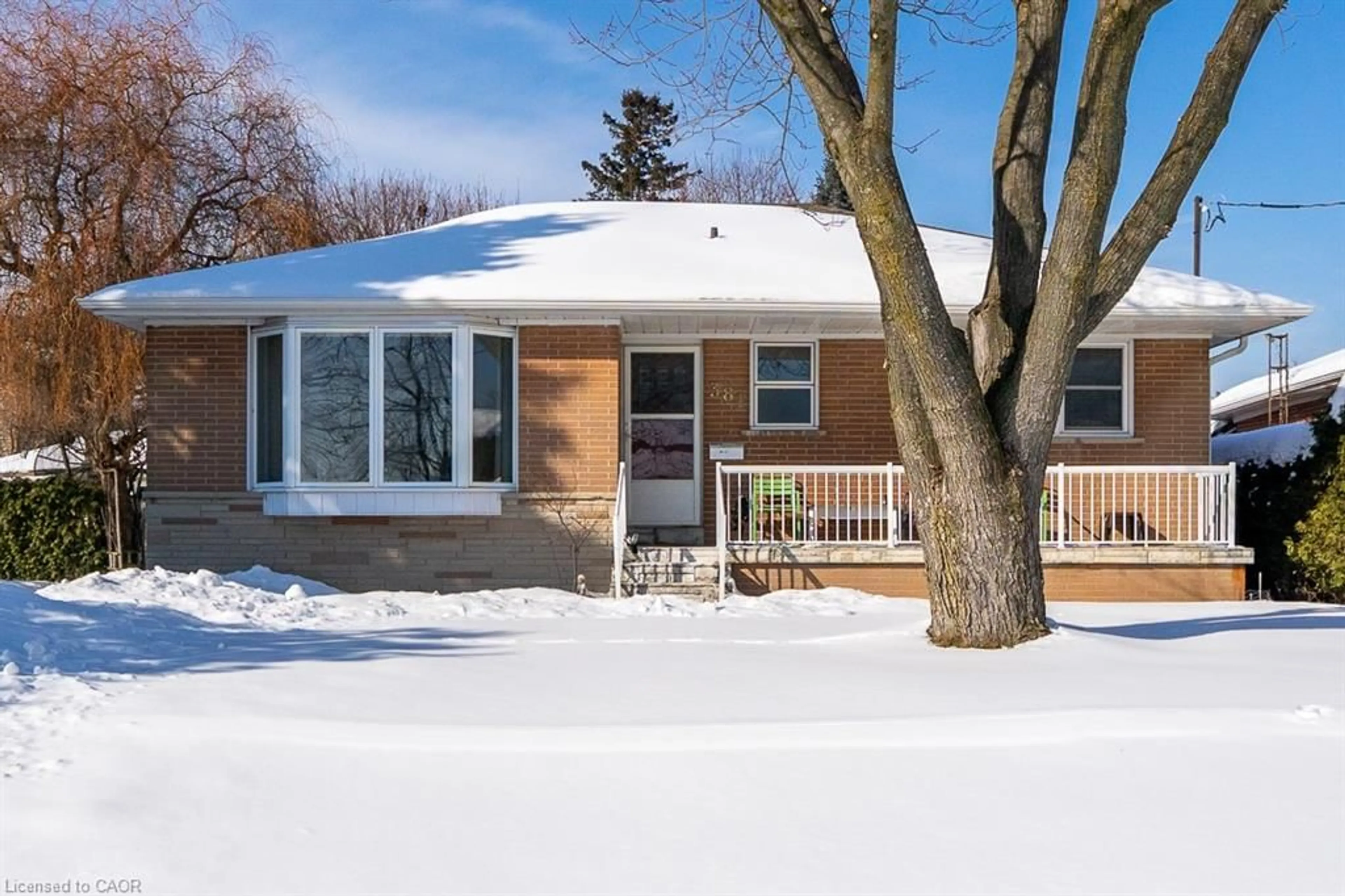 Home with vinyl exterior material, street for 381 Walton St, Oakville Ontario L6K 1R7