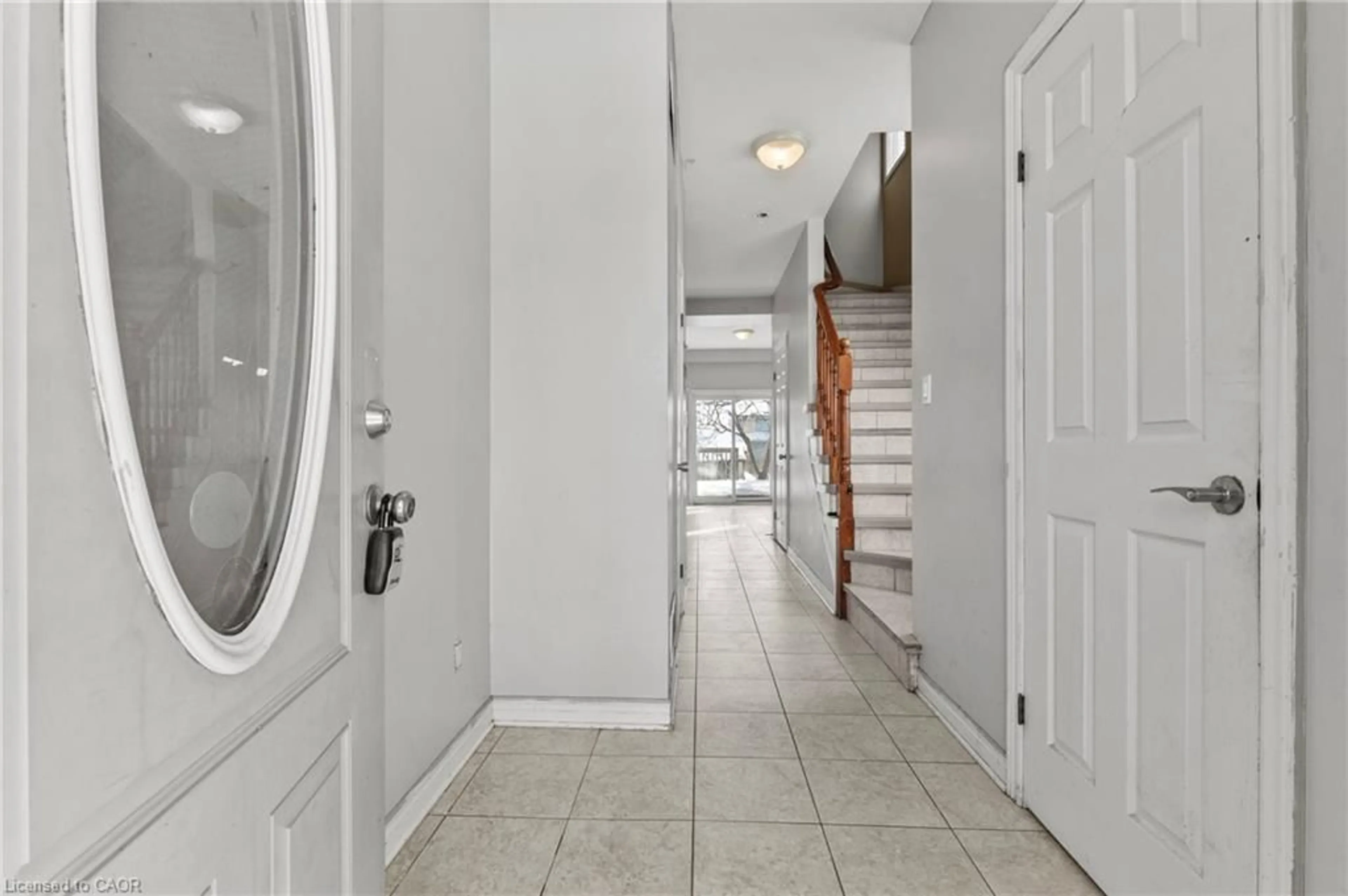 Indoor foyer for 2 Townline Rd, Thorold Ontario L2V 1W1