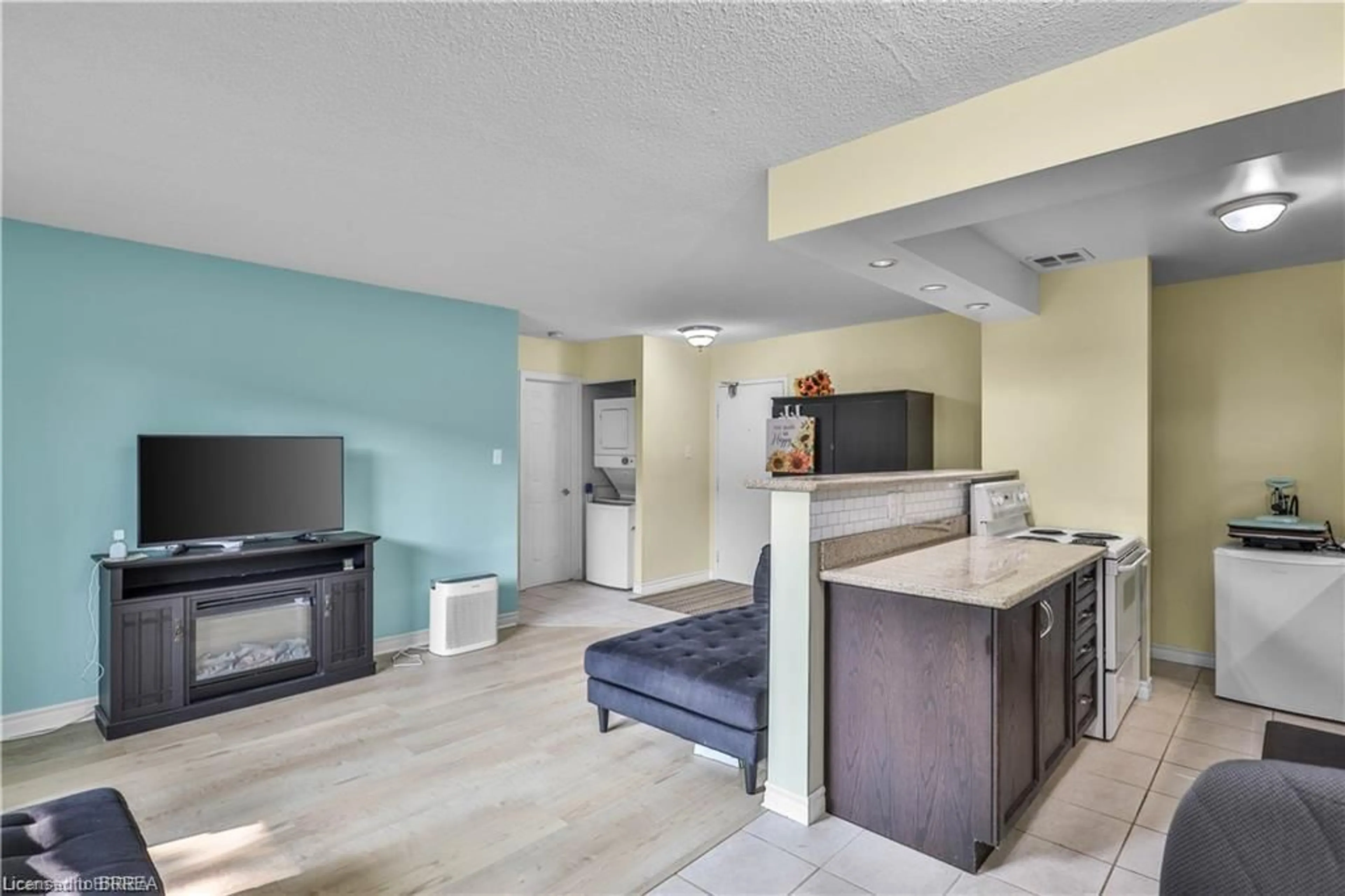 Open concept kitchen, unknown for 793 Colborne St #104, Brantford Ontario N3S 7J3