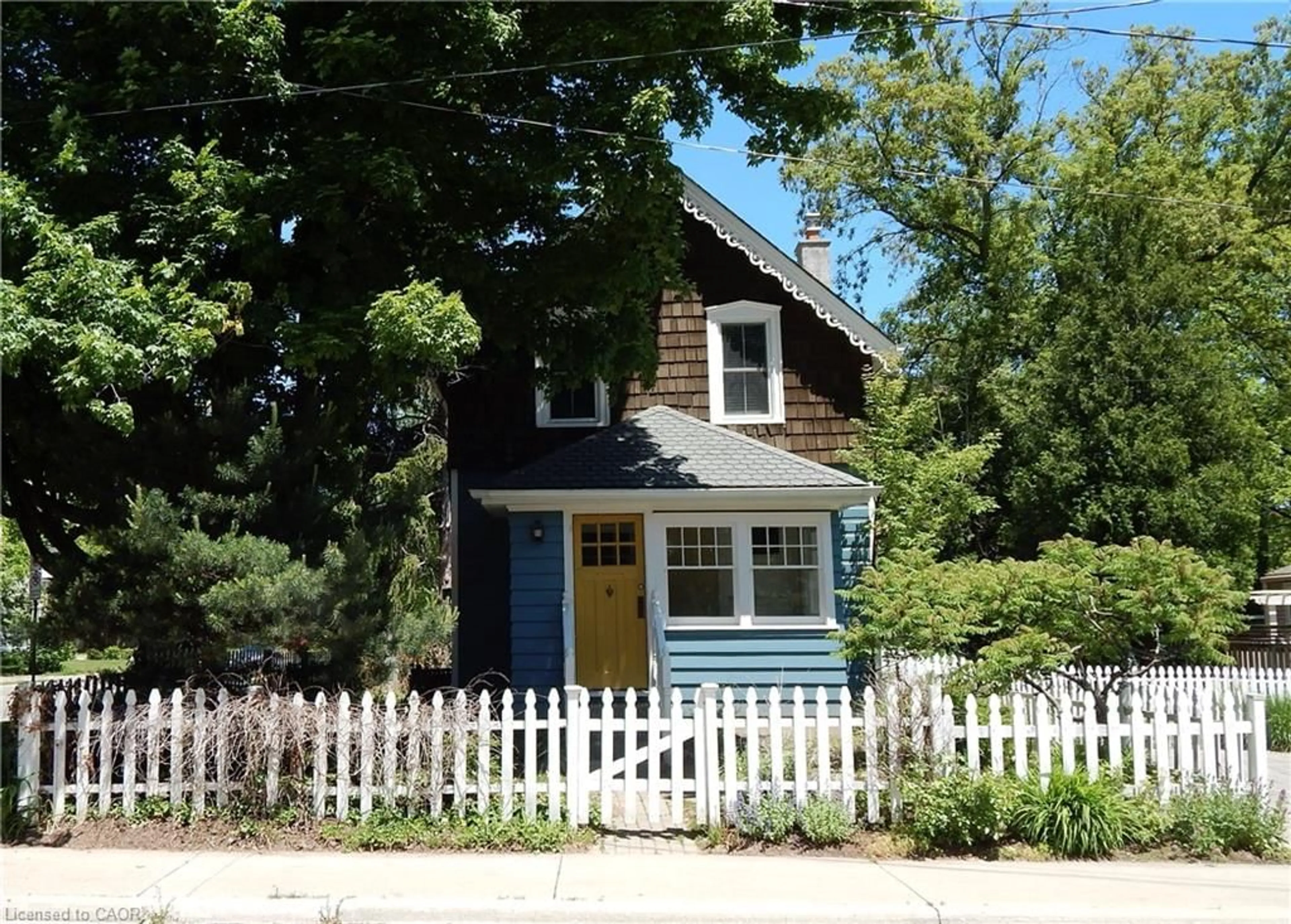 Home with vinyl exterior material, street for 455 Nelson Ave, Burlington Ontario L7S 1N3