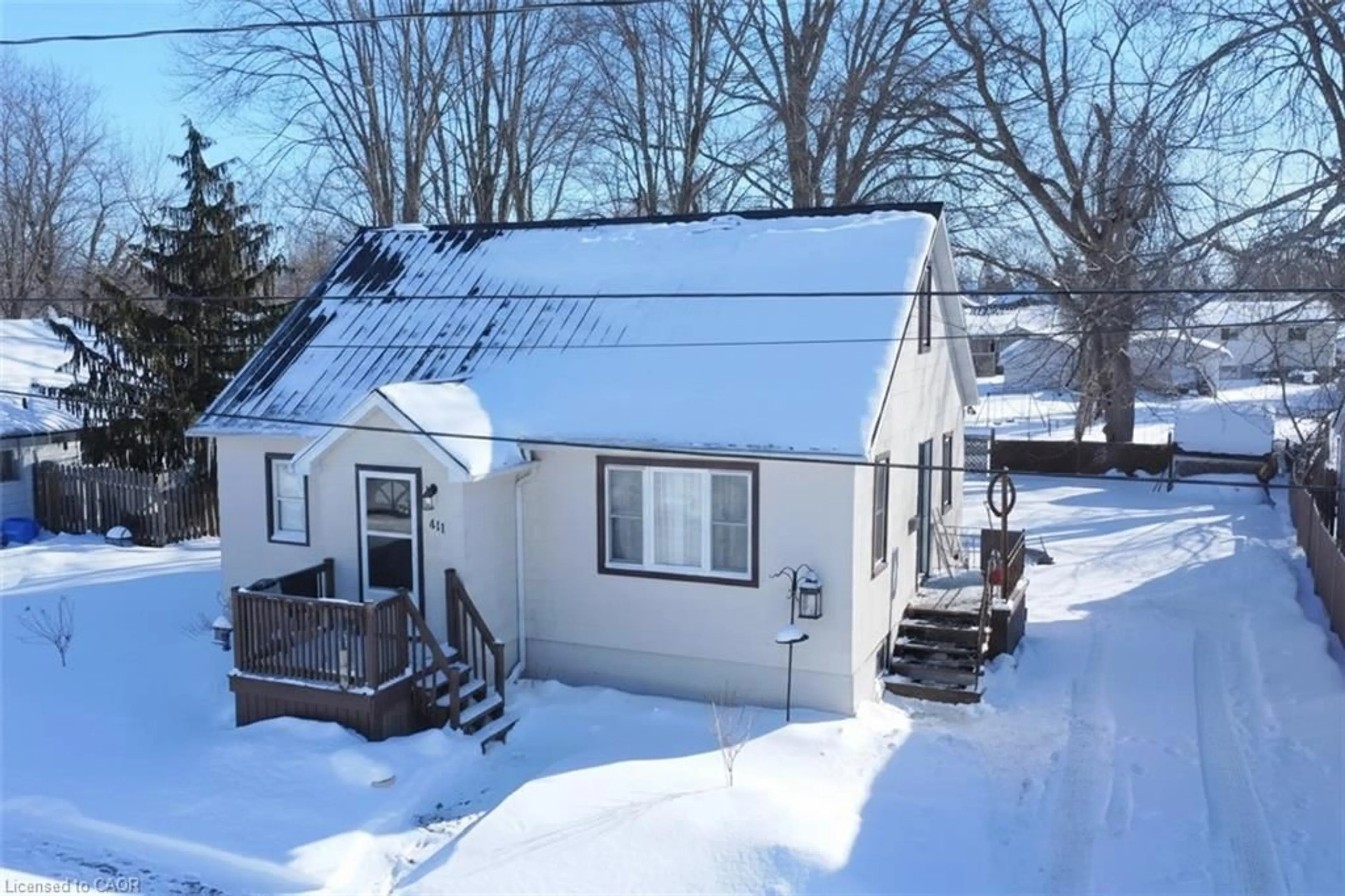 A pic from outside/outdoor area/front of a property/back of a property/a pic from drone, street for 411 Ross Ave, Dunnville Ontario N1A 2S2