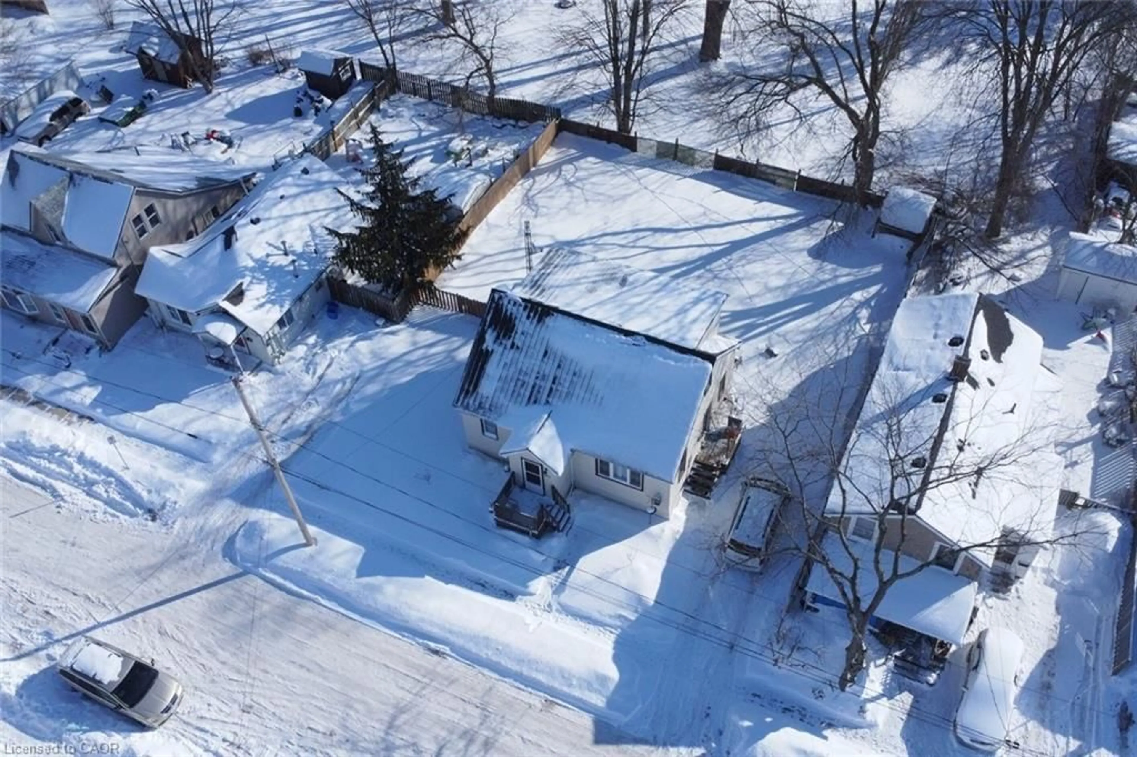 A pic from outside/outdoor area/front of a property/back of a property/a pic from drone, street for 411 Ross Ave, Dunnville Ontario N1A 2S2