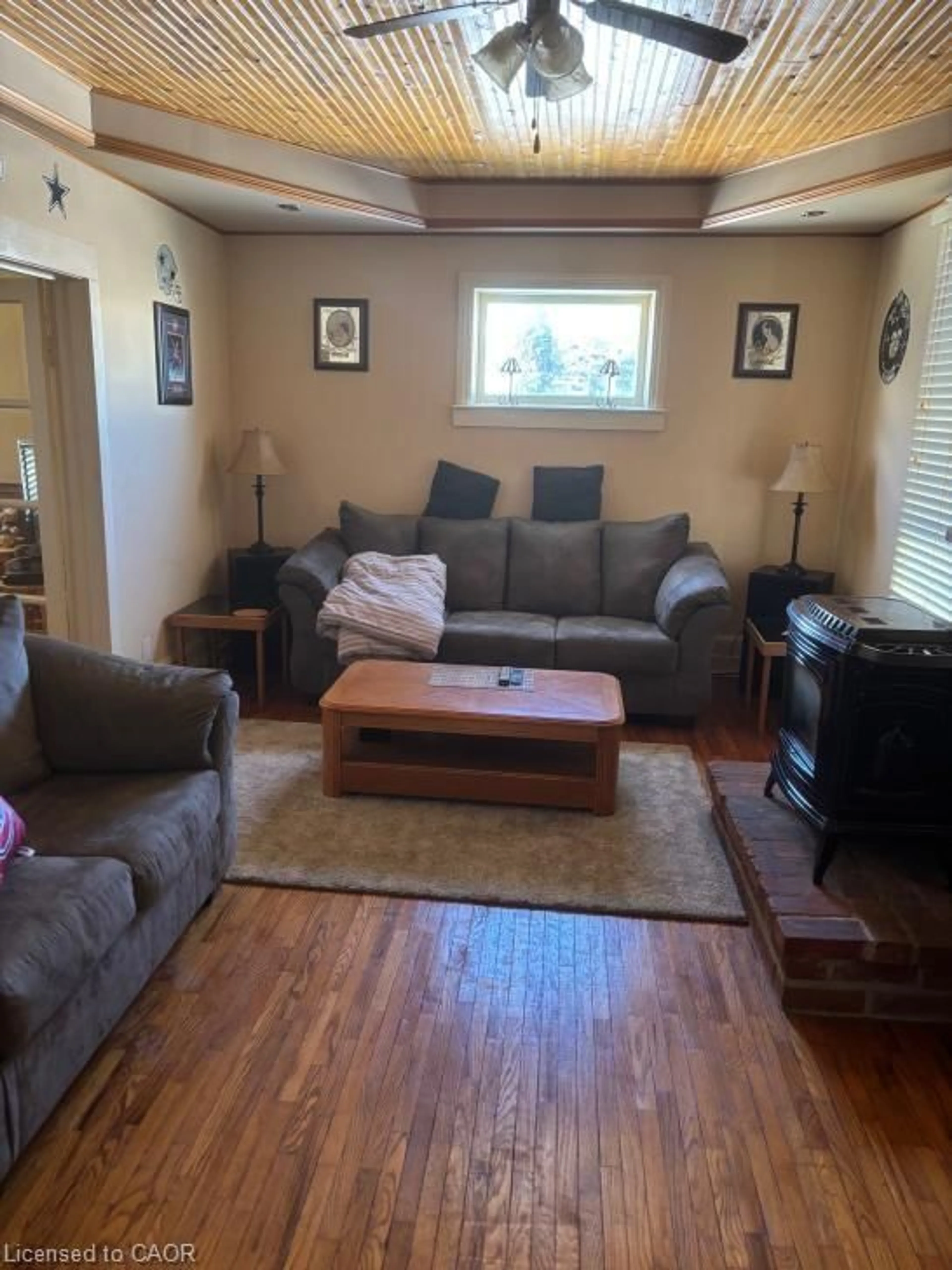 Living room with furniture, wood/laminate floor for 49 Orkney St, Caledonia Ontario N3W 1B1