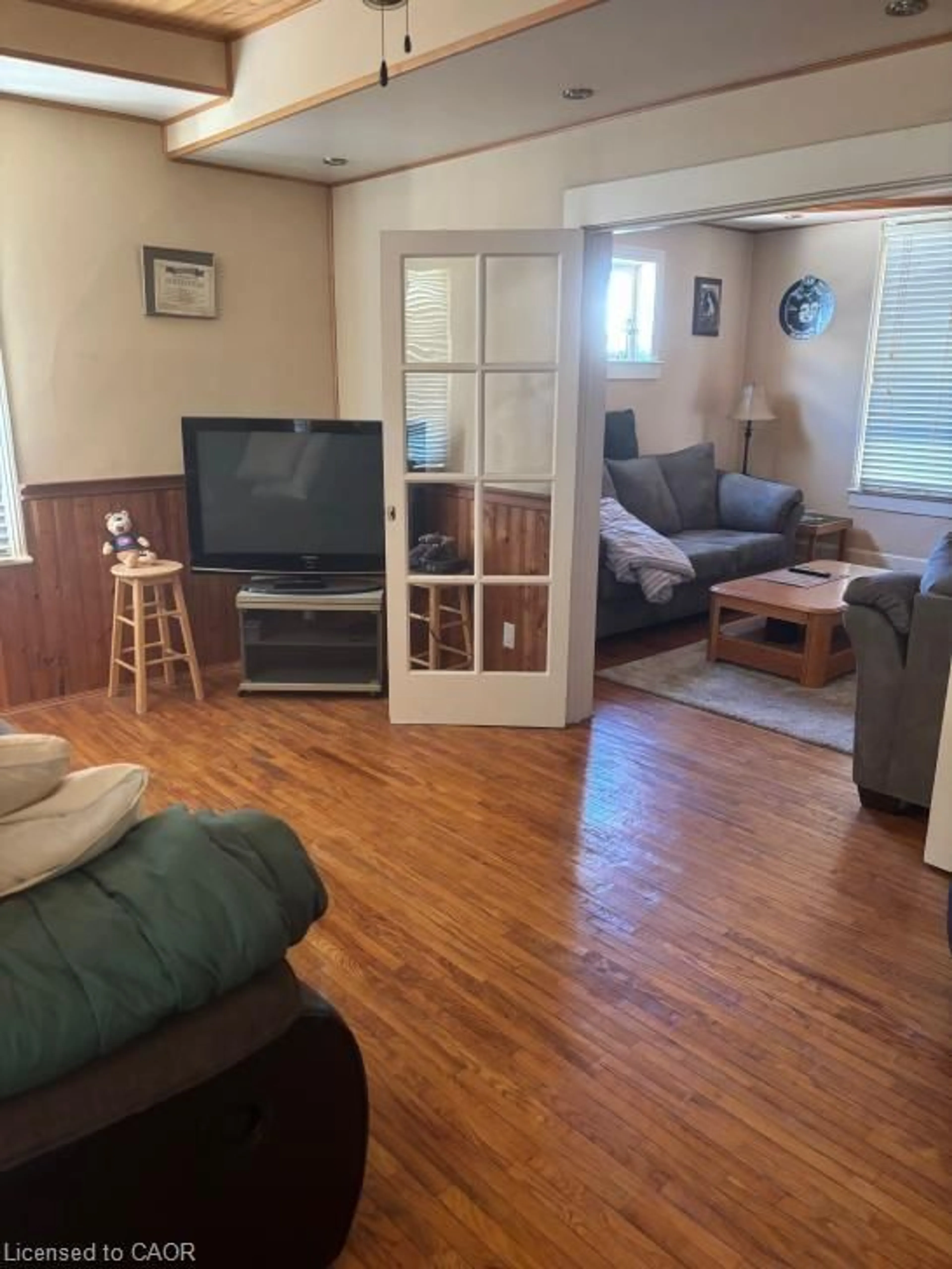 Living room with furniture, wood/laminate floor for 49 Orkney St, Caledonia Ontario N3W 1B1