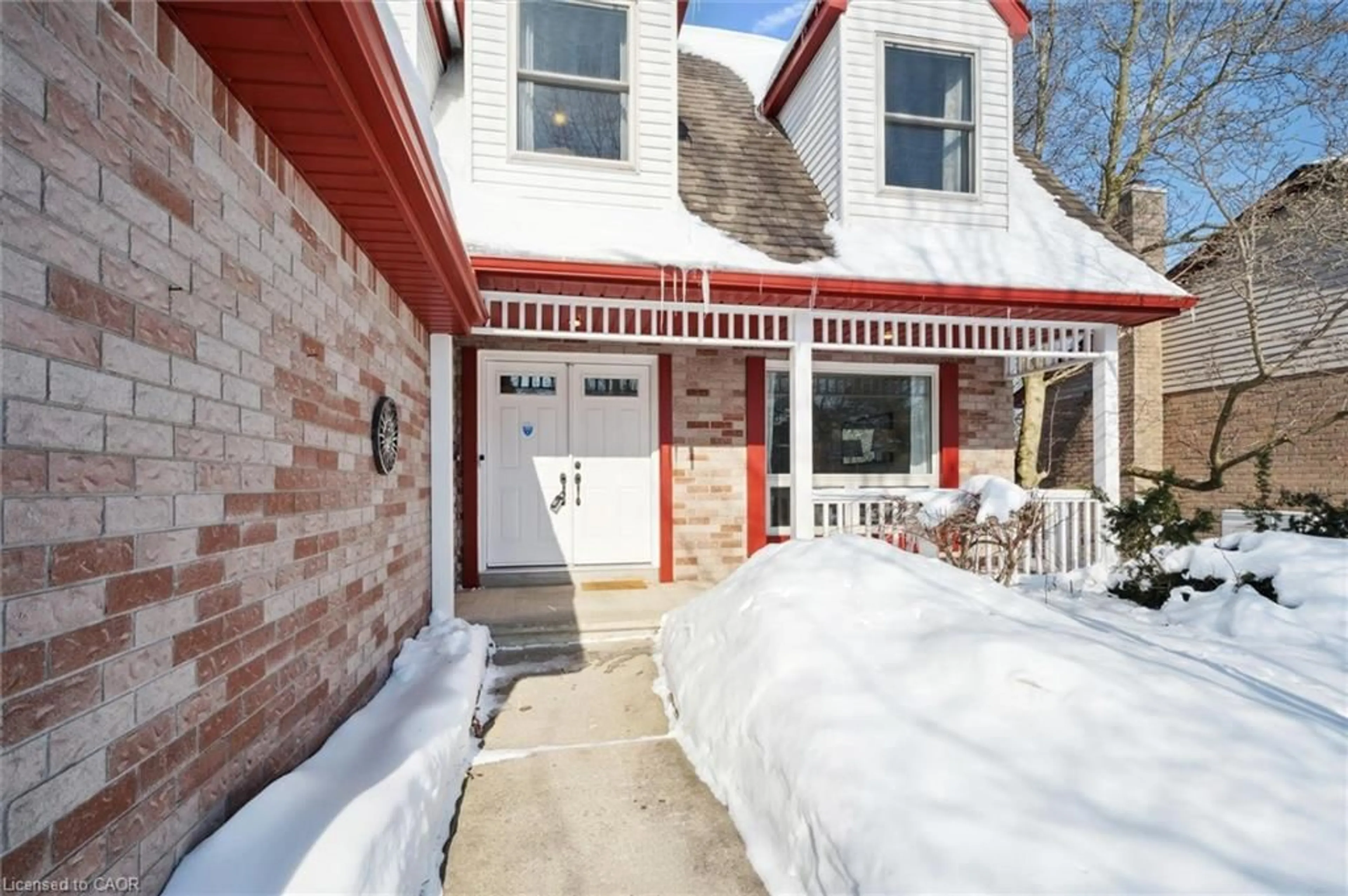 Patio, street for 33 Manitoulin Cres, Kitchener Ontario N2A 3J4