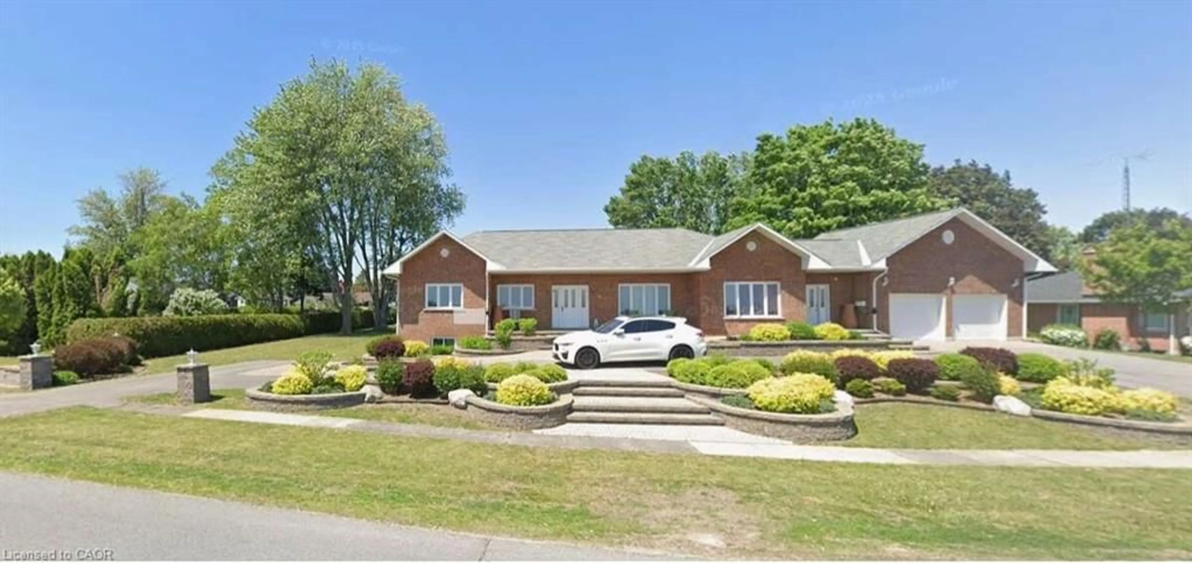 A pic from outside/outdoor area/front of a property/back of a property/a pic from drone, street for 36 Elizabeth Dr, Iroquois Ontario K0E 1K0