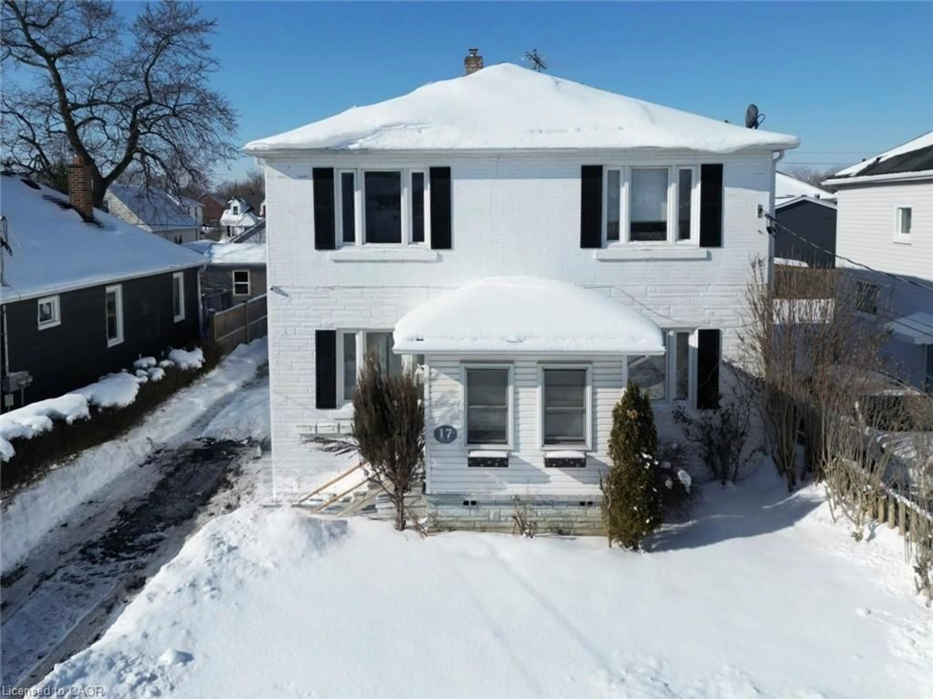 A pic from outside/outdoor area/front of a property/back of a property/a pic from drone, street for 17 Lyons Ave, Welland Ontario L3B 1L8