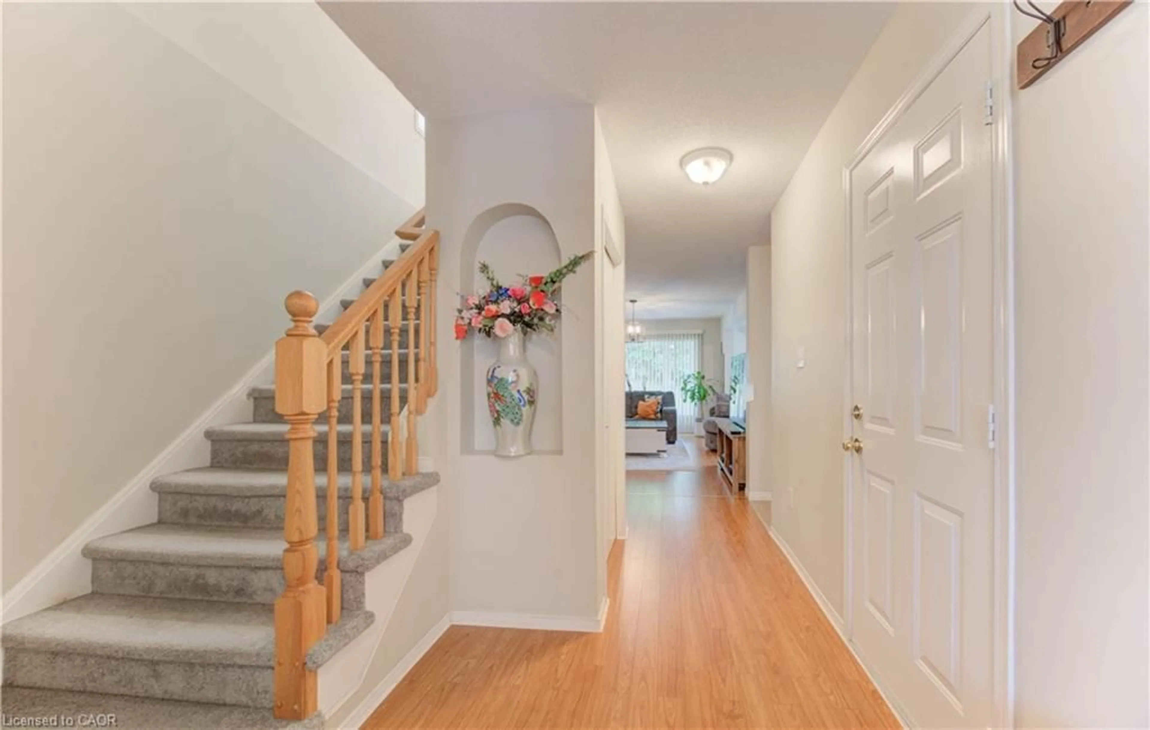 Indoor entryway for 916 Veronica Crt, Kitchener Ontario N2A 4G4