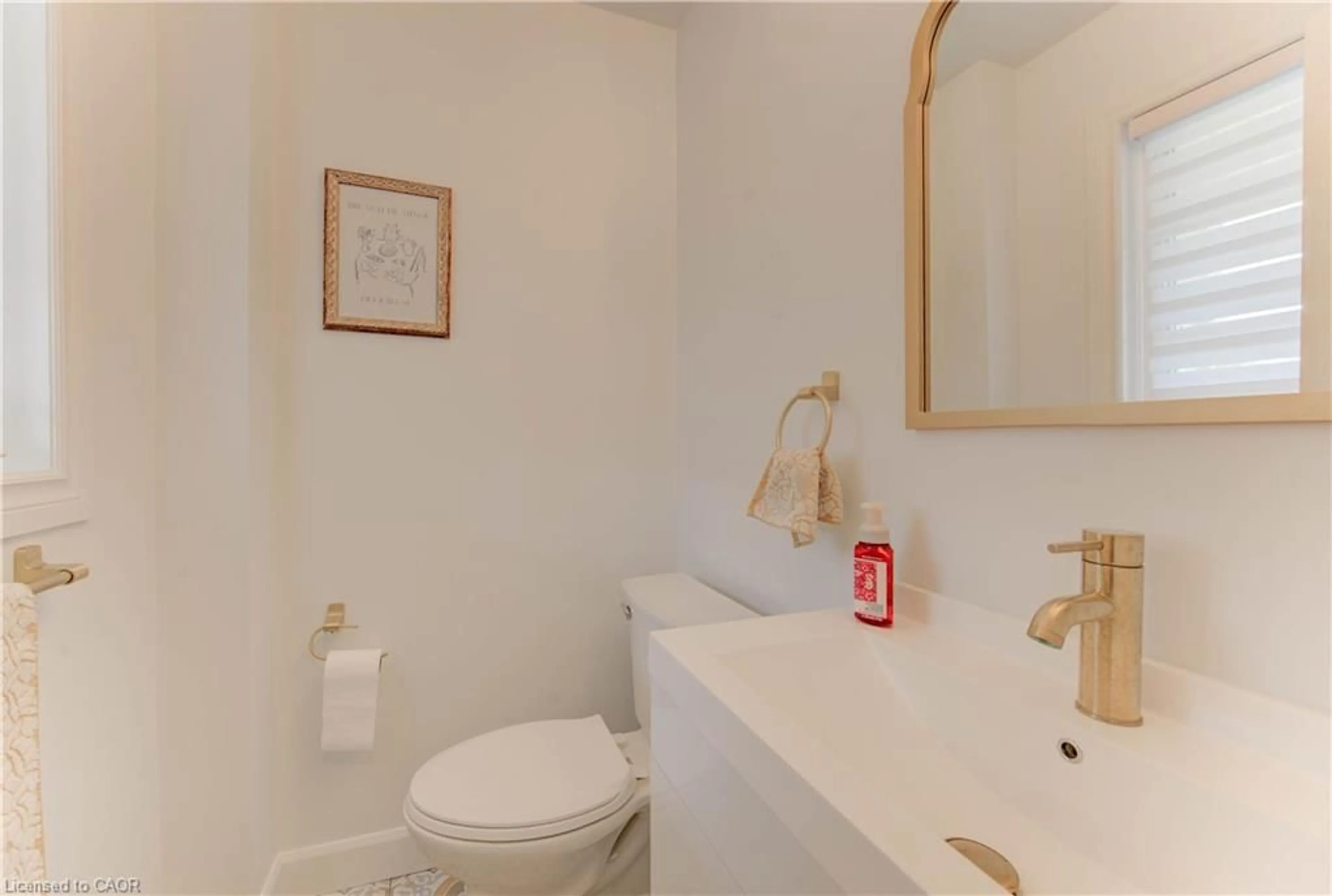 Standard bathroom, ceramic/tile floor for 916 Veronica Crt, Kitchener Ontario N2A 4G4