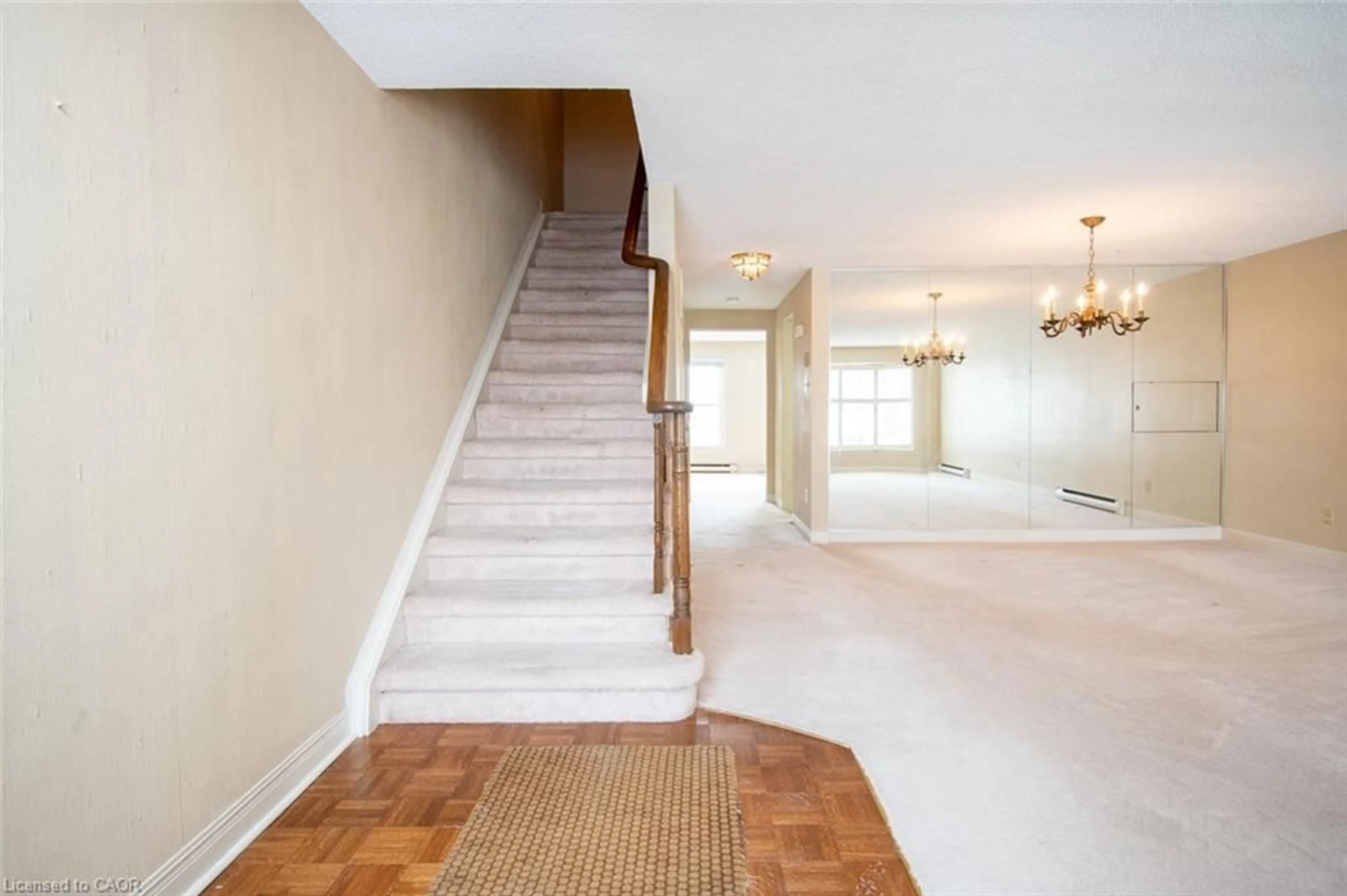 Indoor foyer for 2054 Brant St #6, Burlington Ontario L7P 3A6