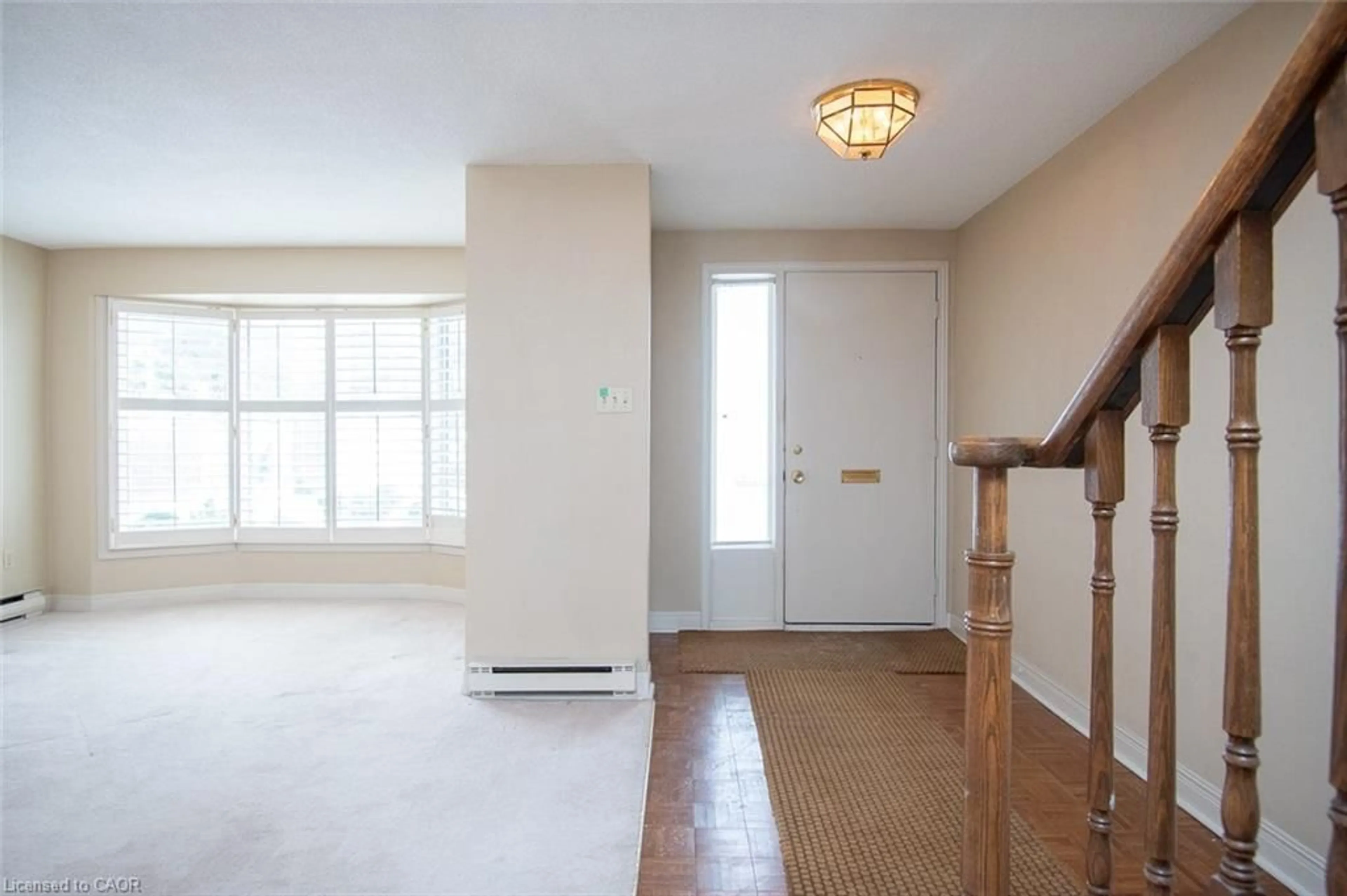 Indoor foyer for 2054 Brant St #6, Burlington Ontario L7P 3A6