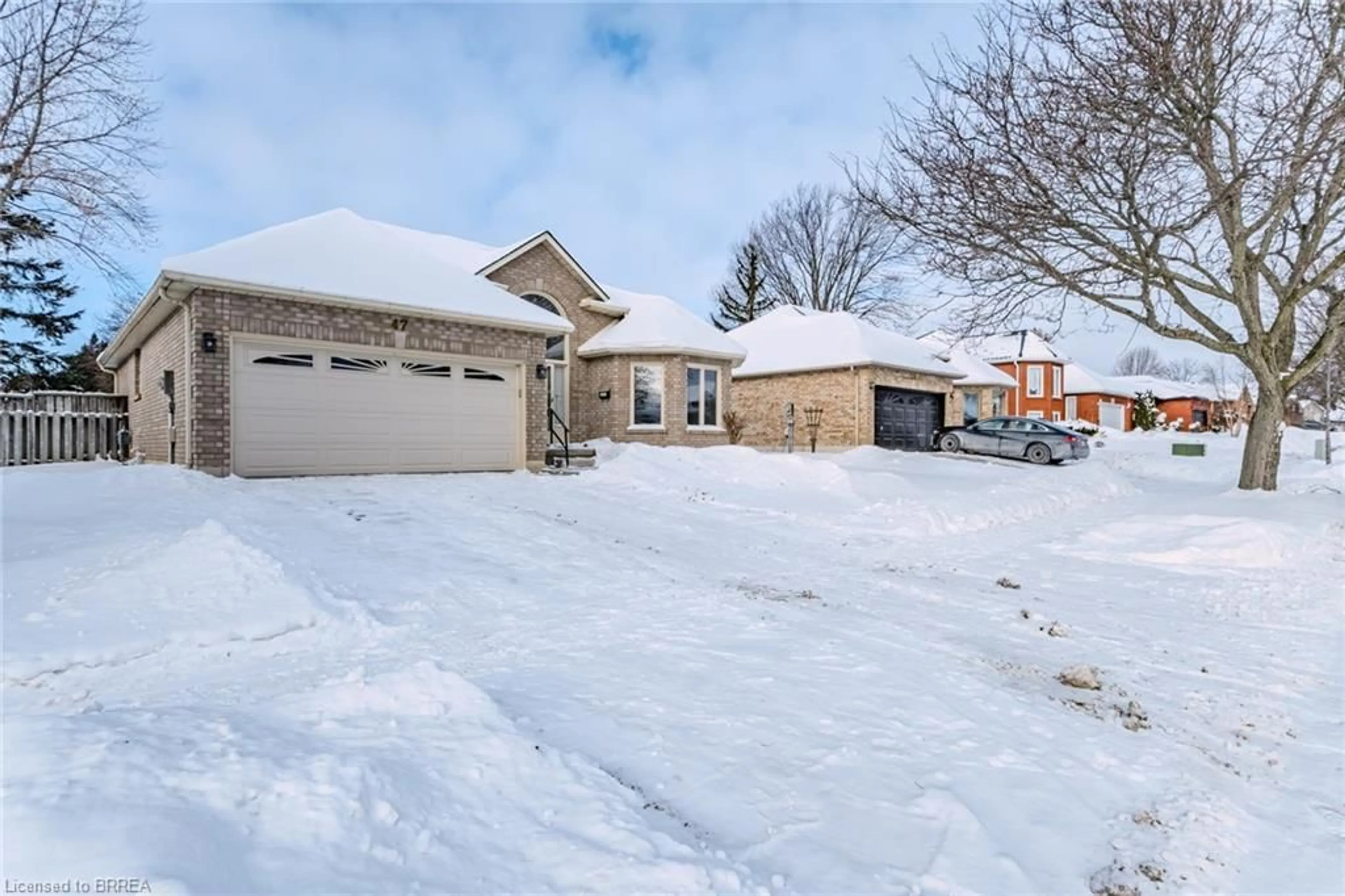 A pic from outside/outdoor area/front of a property/back of a property/a pic from drone, street for 47 Maplecrest Lane, Brantford Ontario N3R 7T9