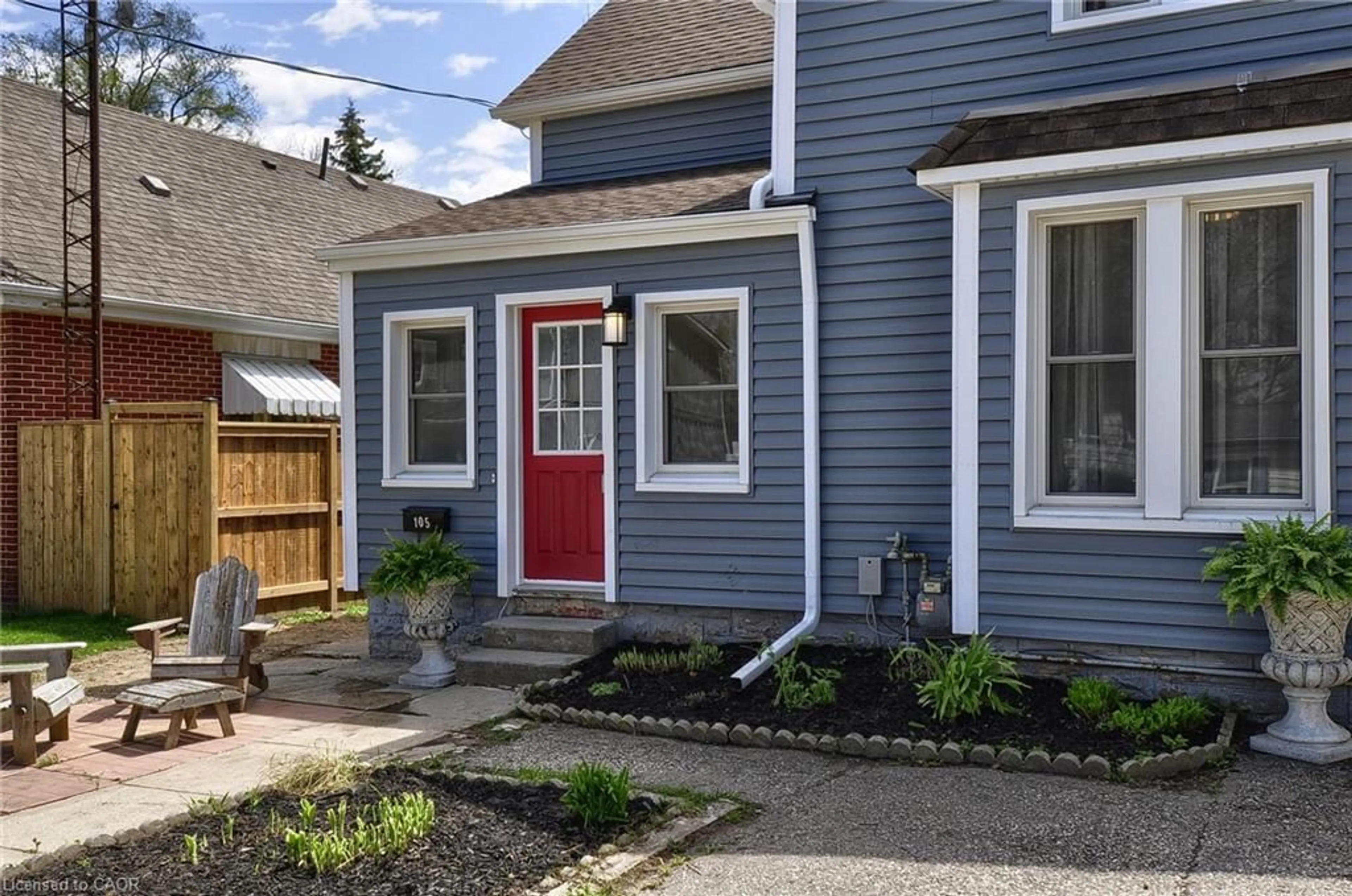 Home with vinyl exterior material, street for 105 Francis St, Cambridge Ontario N1S 1Z9