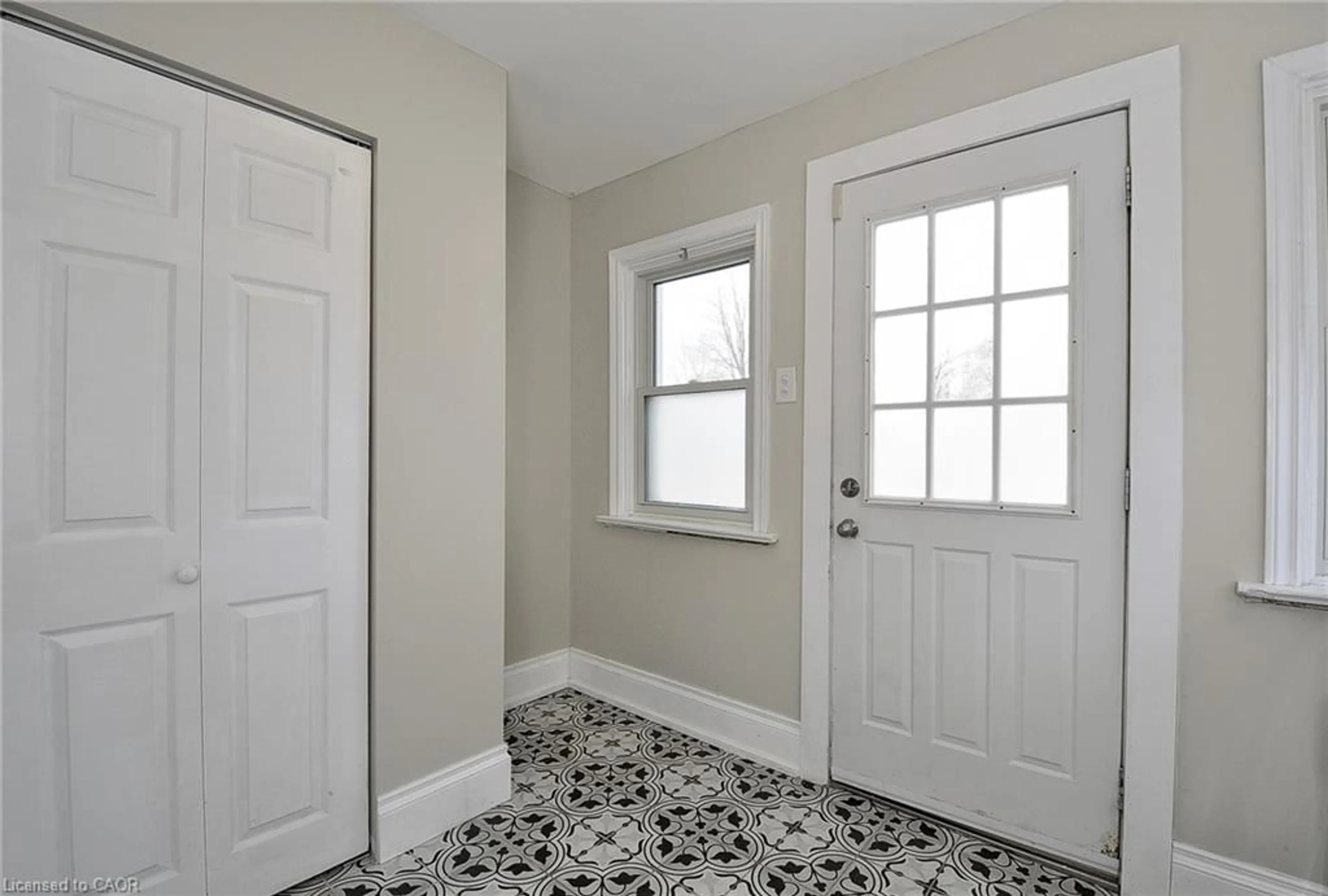 Indoor entryway for 105 Francis St, Cambridge Ontario N1S 1Z9