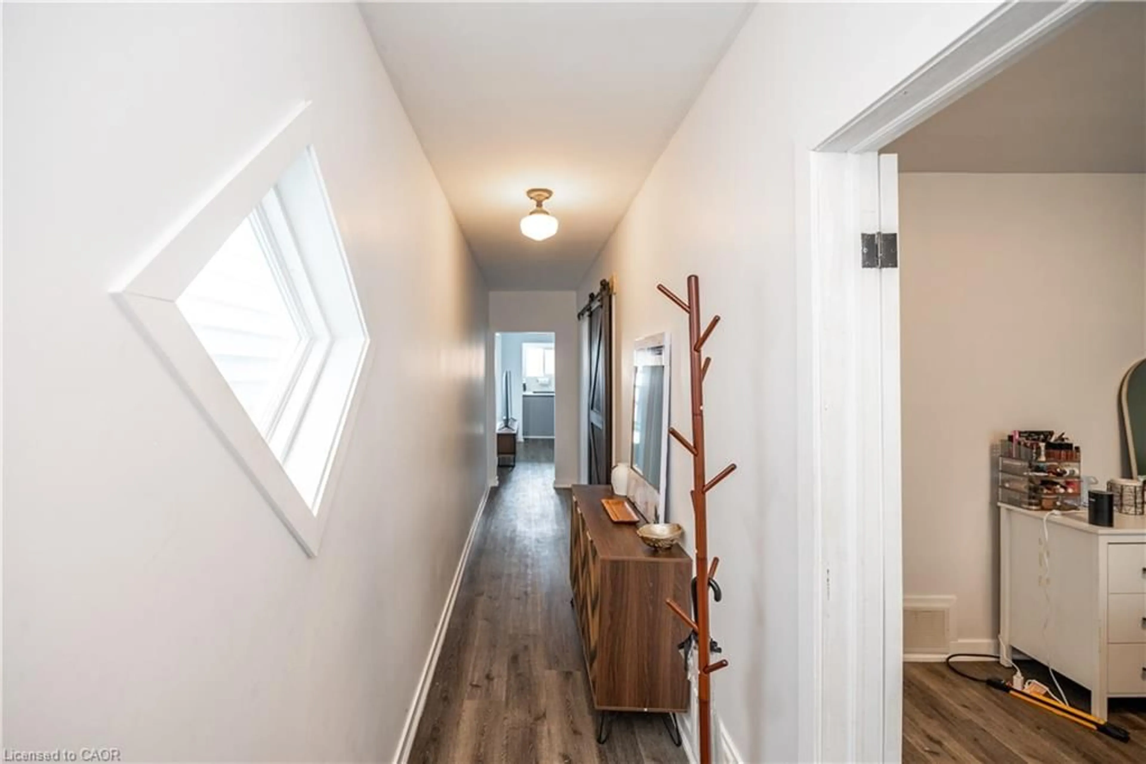 Indoor entryway for 92 Frederick Ave, Hamilton Ontario L8H 4K6
