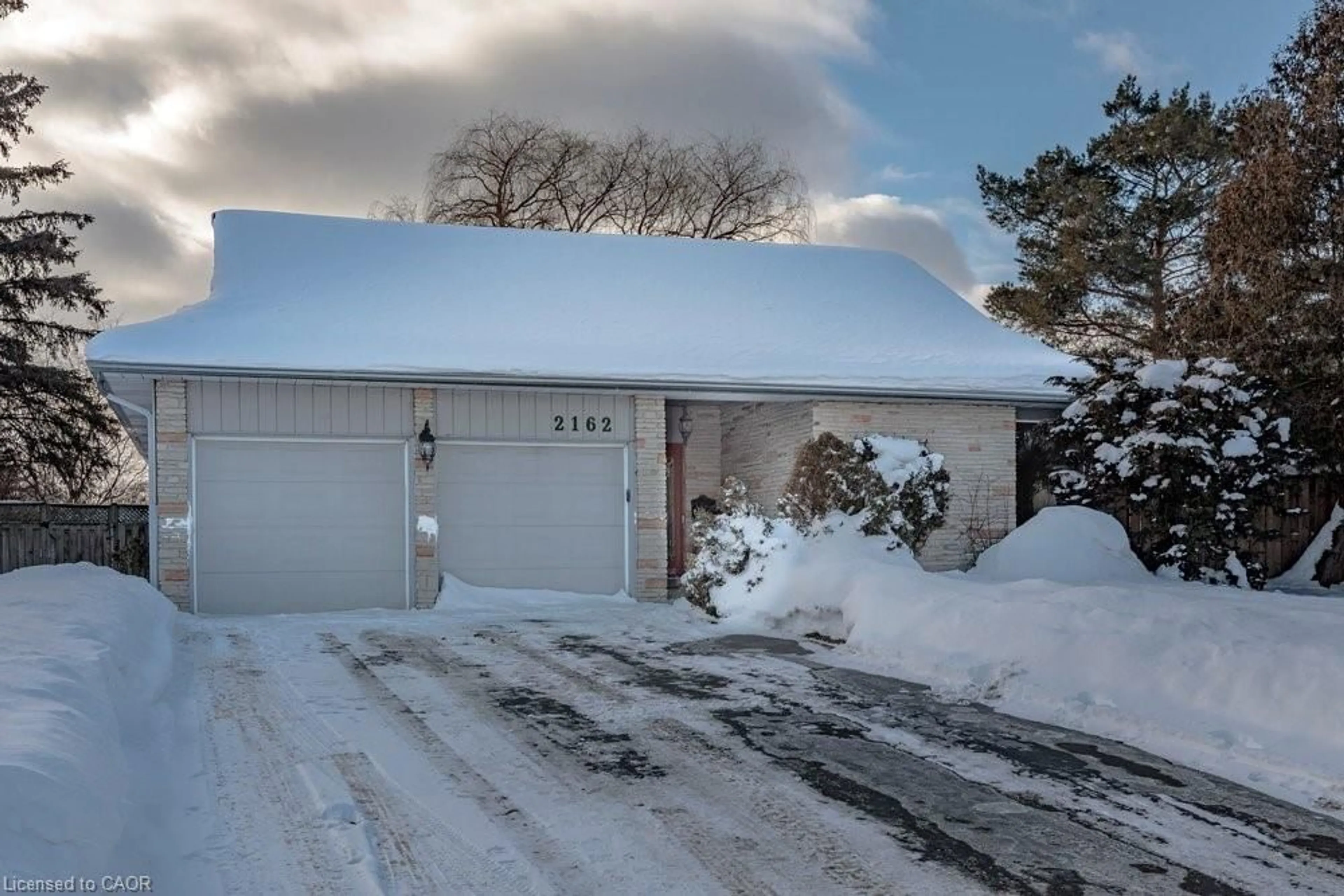 Indoor garage for 2162 Pauline Crt, Burlington Ontario L7P 3L8