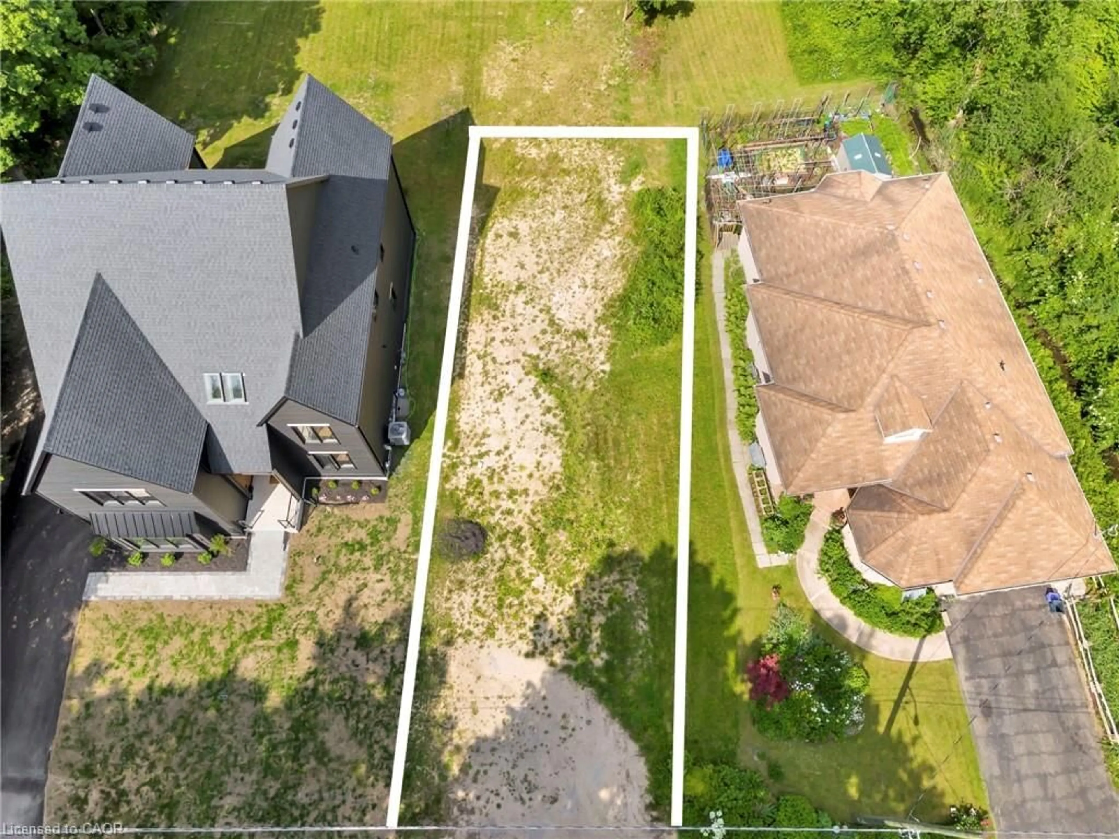 A pic from outside/outdoor area/front of a property/back of a property/a pic from drone, street for 16 Mcdougall Rd, Waterloo Ontario N2L 2W5