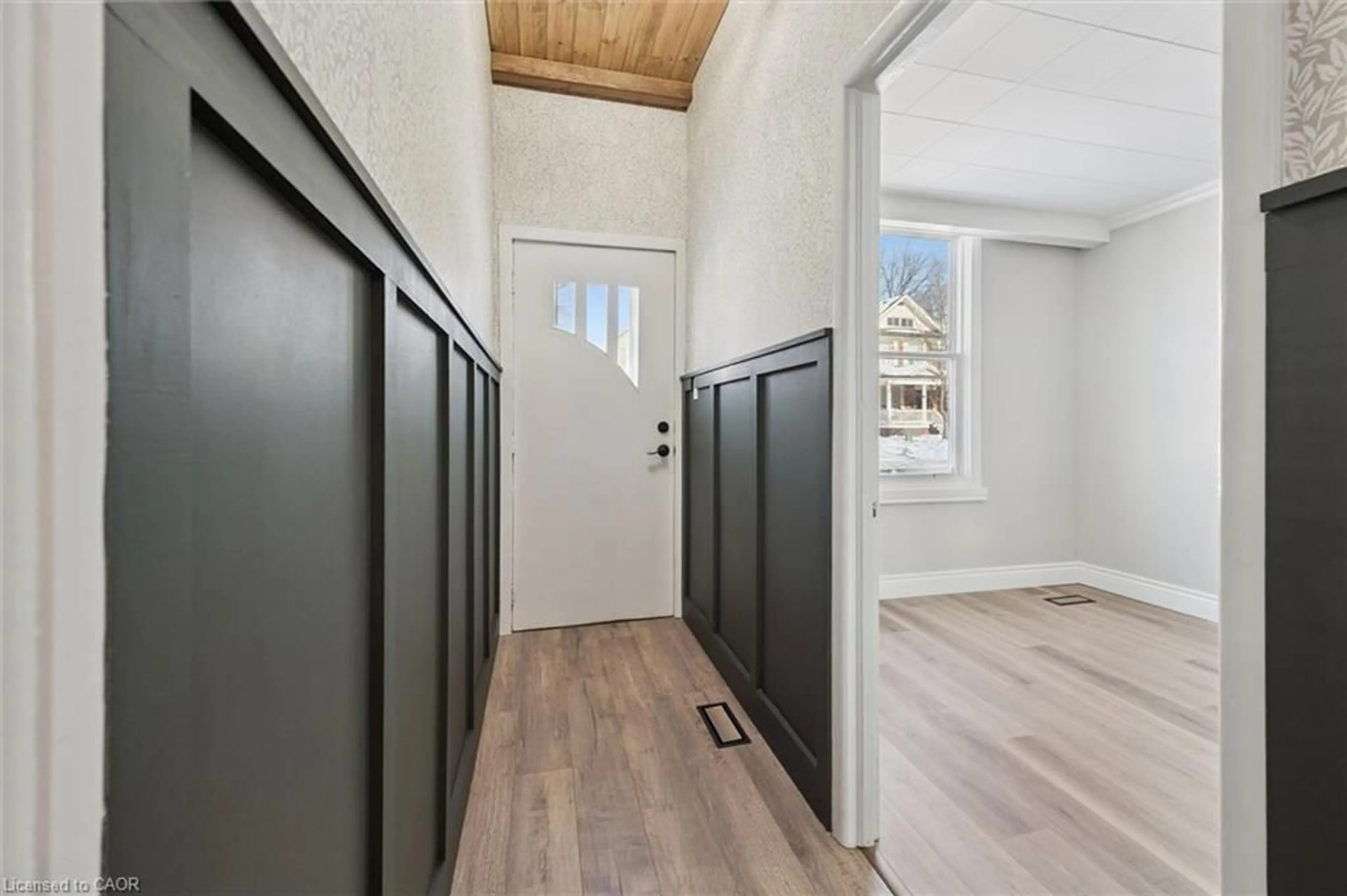 Indoor entryway for 31 Todd St, Cambridge Ontario N1R 1G6