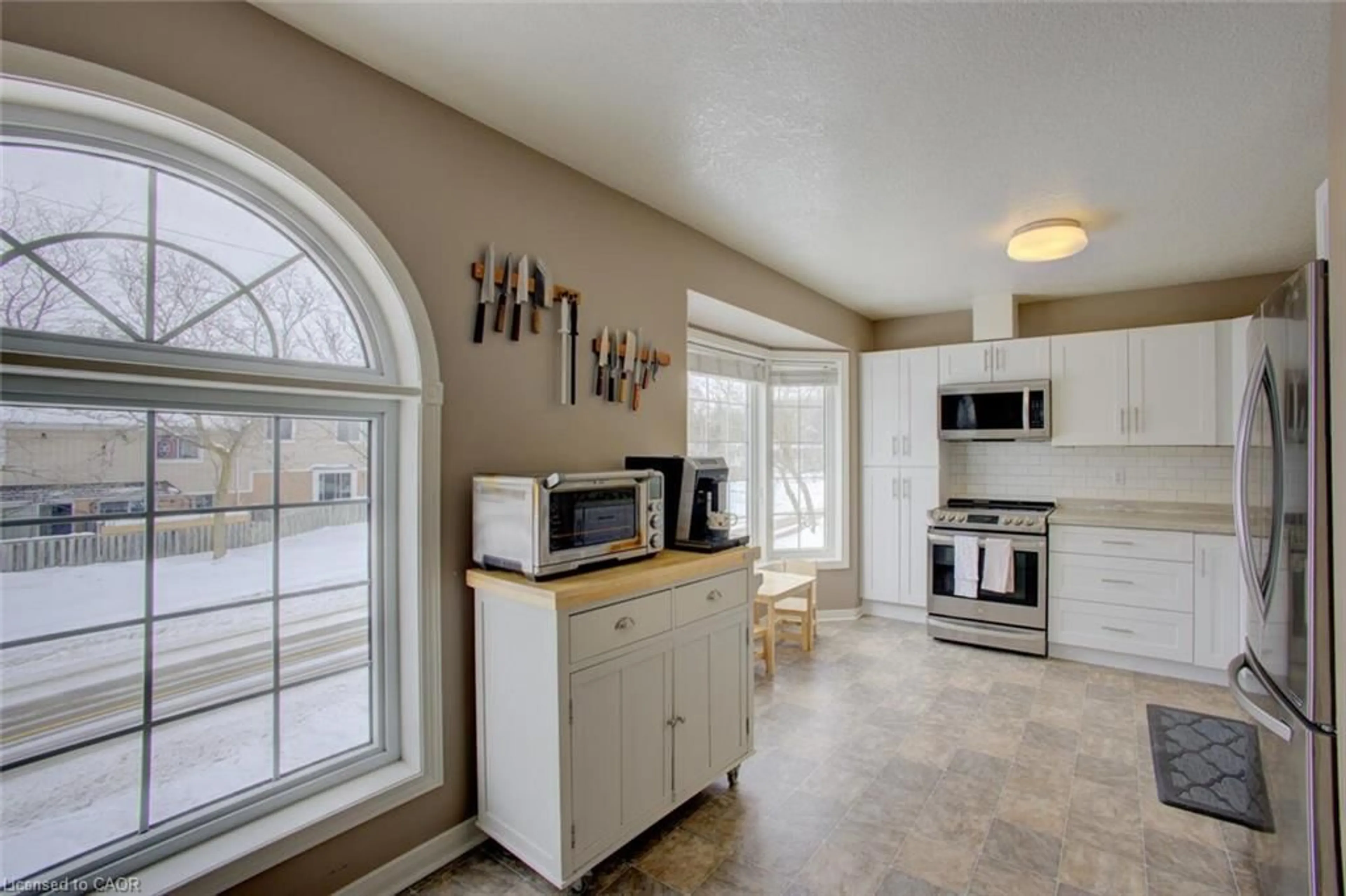 Open concept kitchen, ceramic/tile floor for 2 Winston Blvd, Cambridge Ontario N3C 1L4