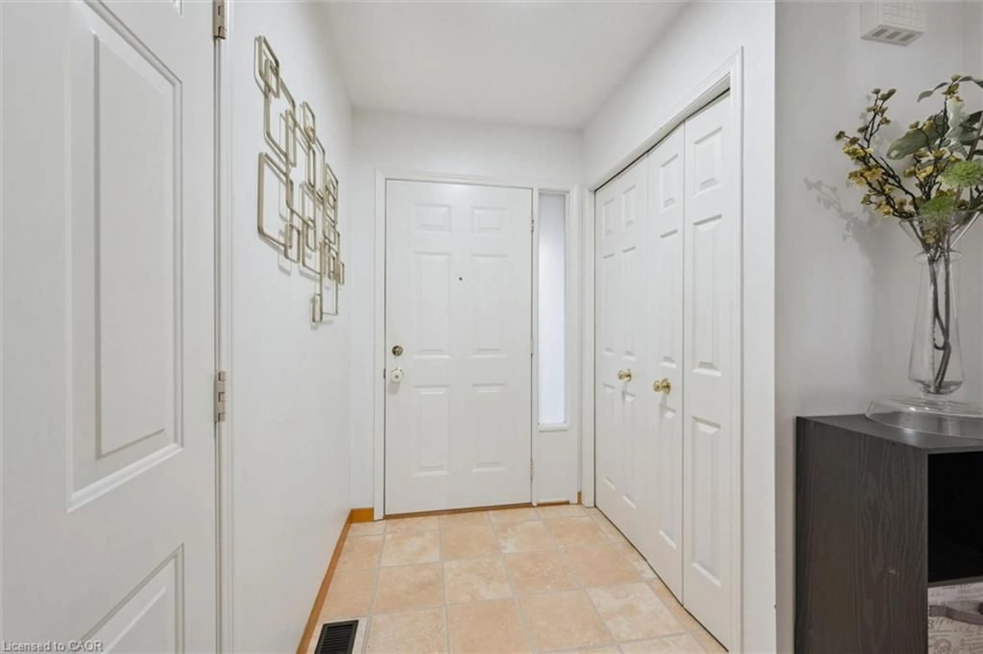 Indoor entryway for 267 Grey Fox Dr, Kitchener Ontario N2E 3N8