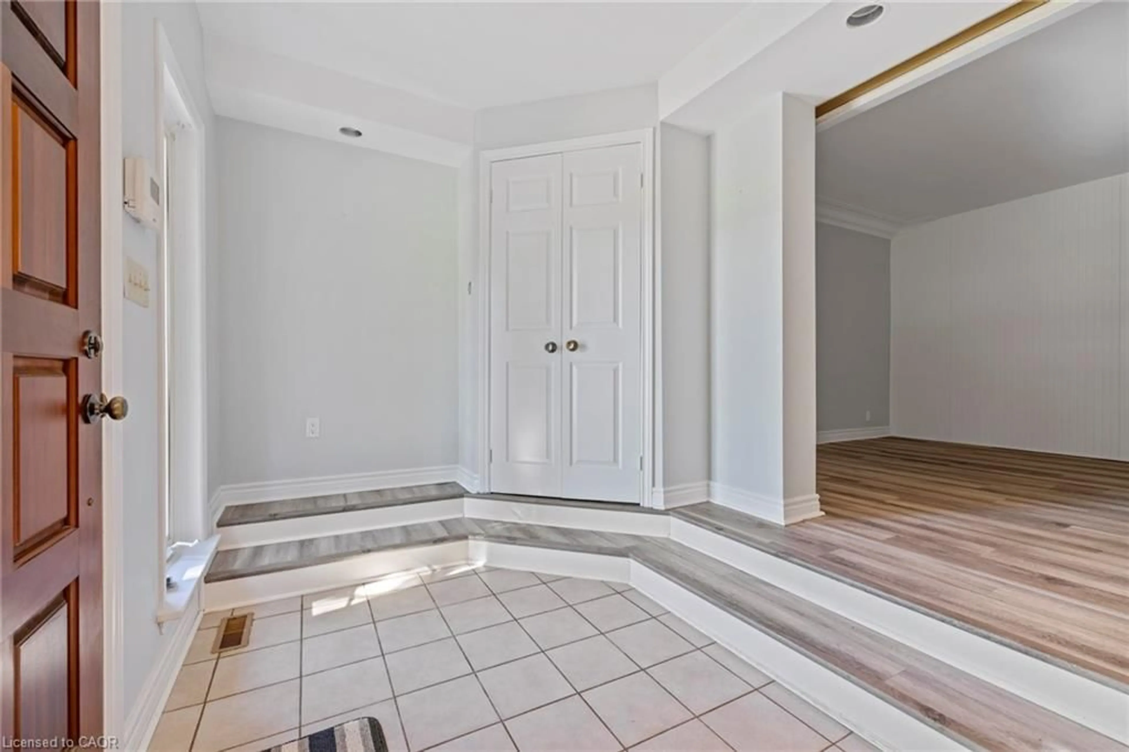 Indoor entryway for 40 Bertram Dr, Dundas Ontario L9H 4T3