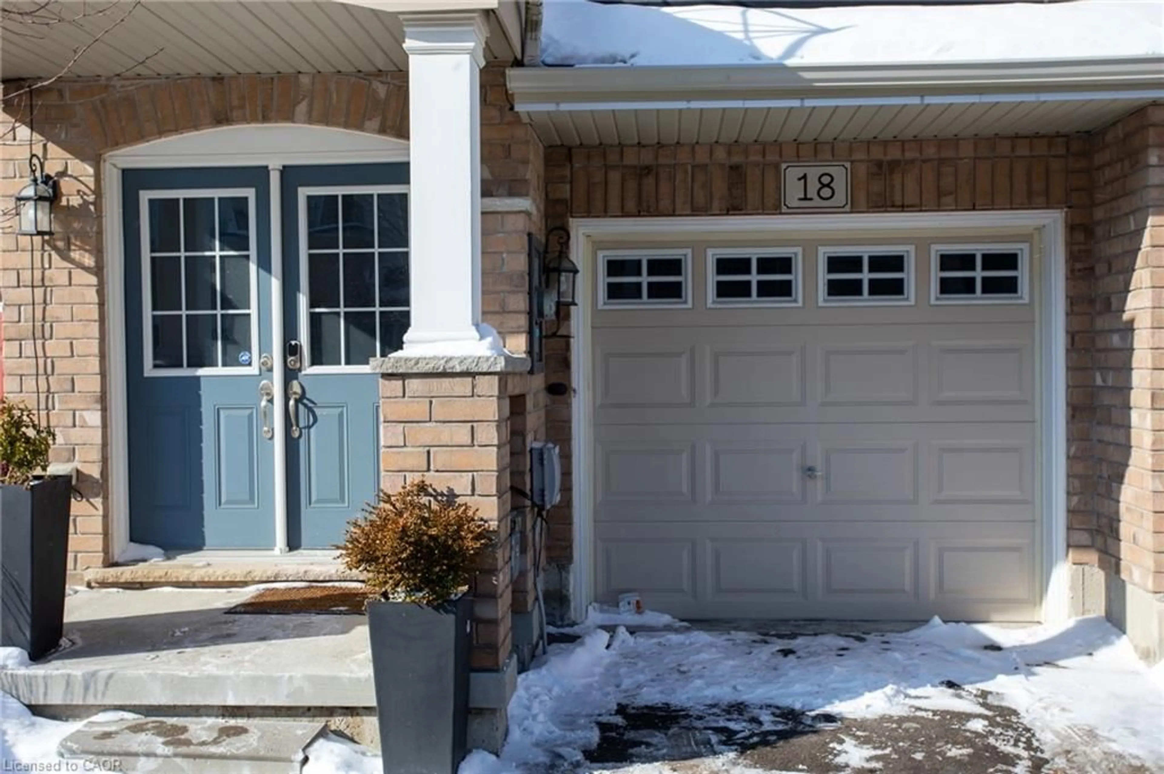 Indoor entryway for 18 England Terr, Stoney Creek Ontario L8J 0G4