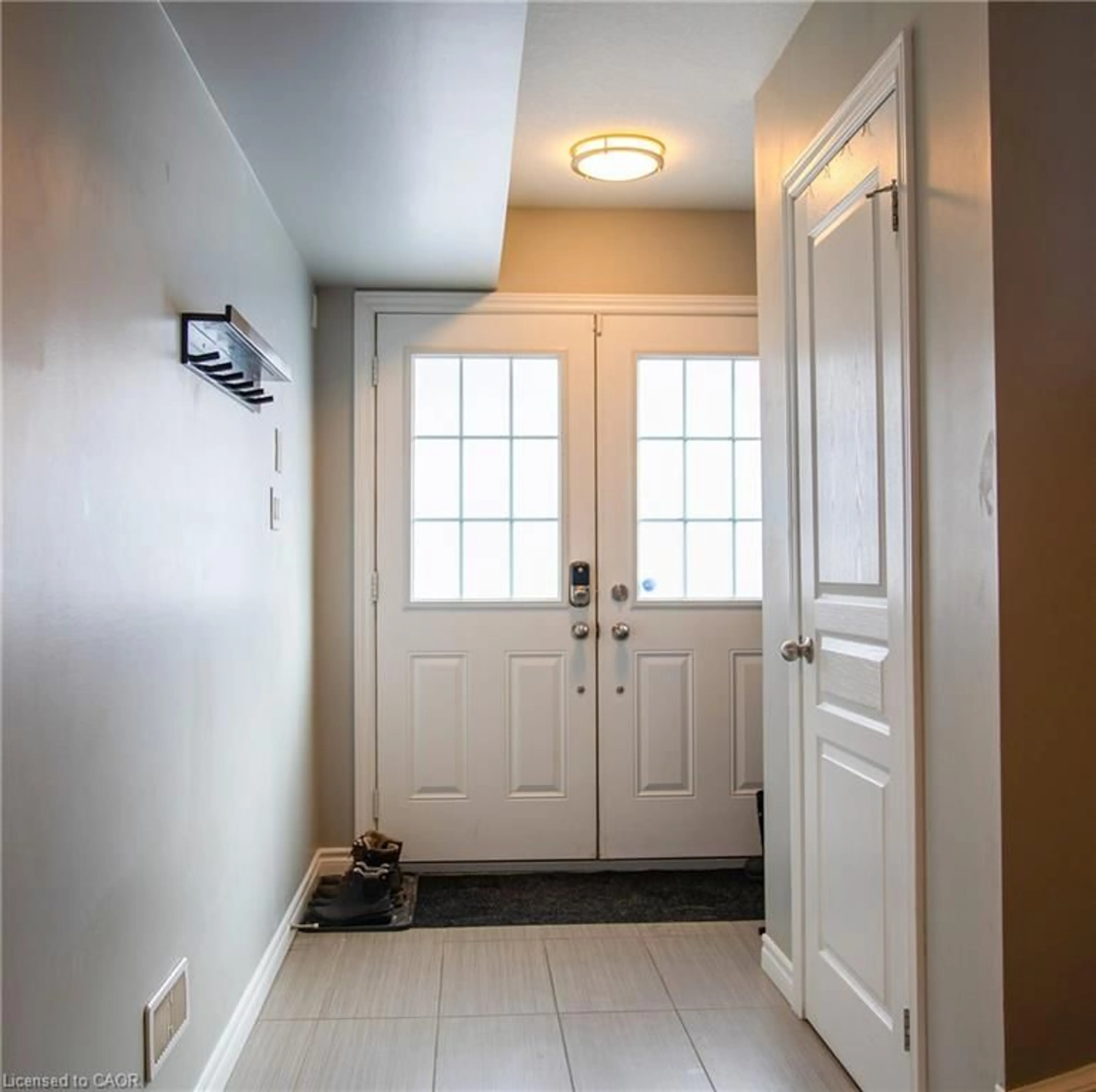 Indoor entryway for 18 England Terr, Stoney Creek Ontario L8J 0G4