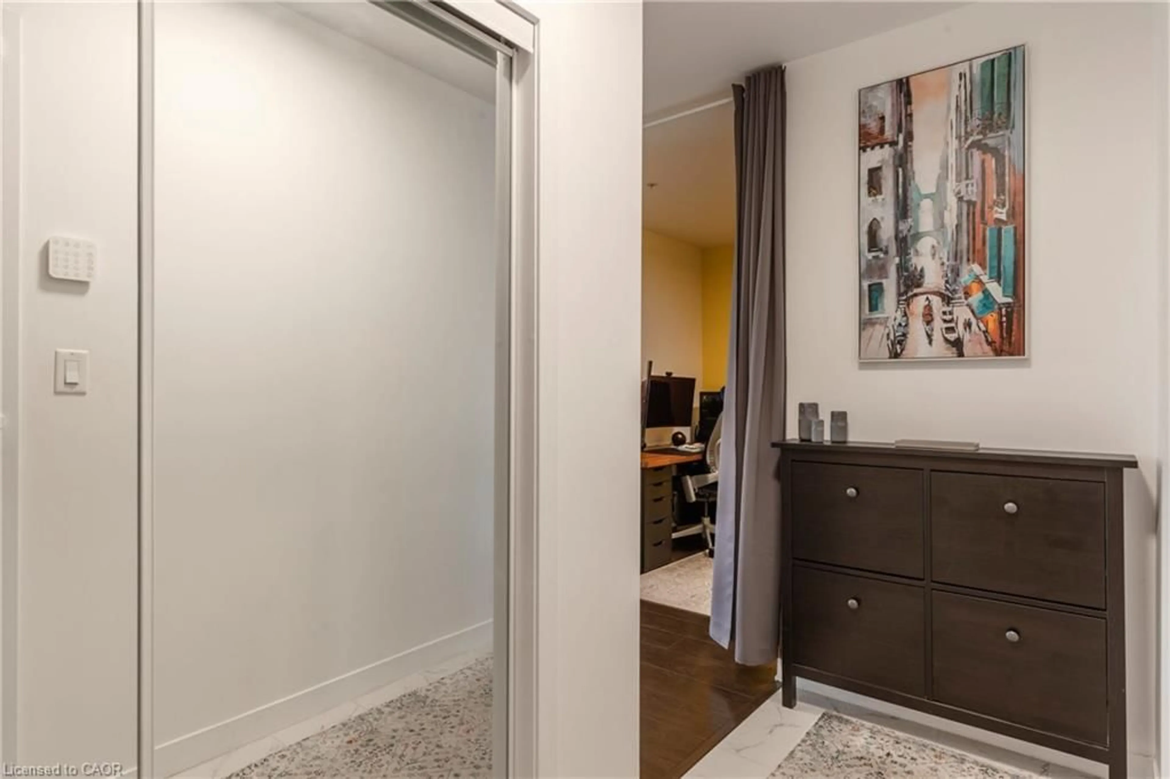 A pic of a room for 85 Robinson St #1010, Hamilton Ontario L8P 0B9