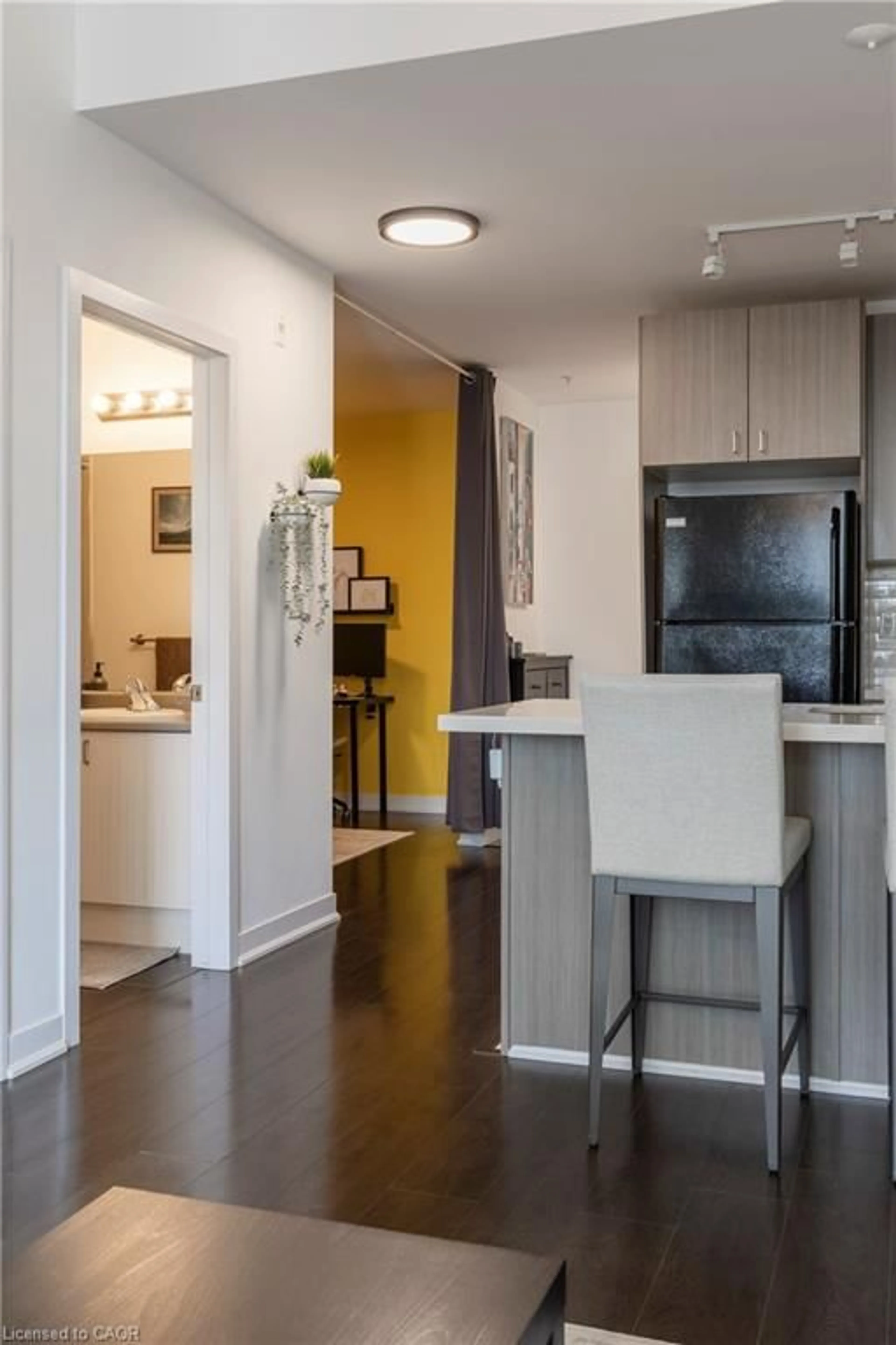Open concept kitchen, wood/laminate floor for 85 Robinson St #1010, Hamilton Ontario L8P 0B9