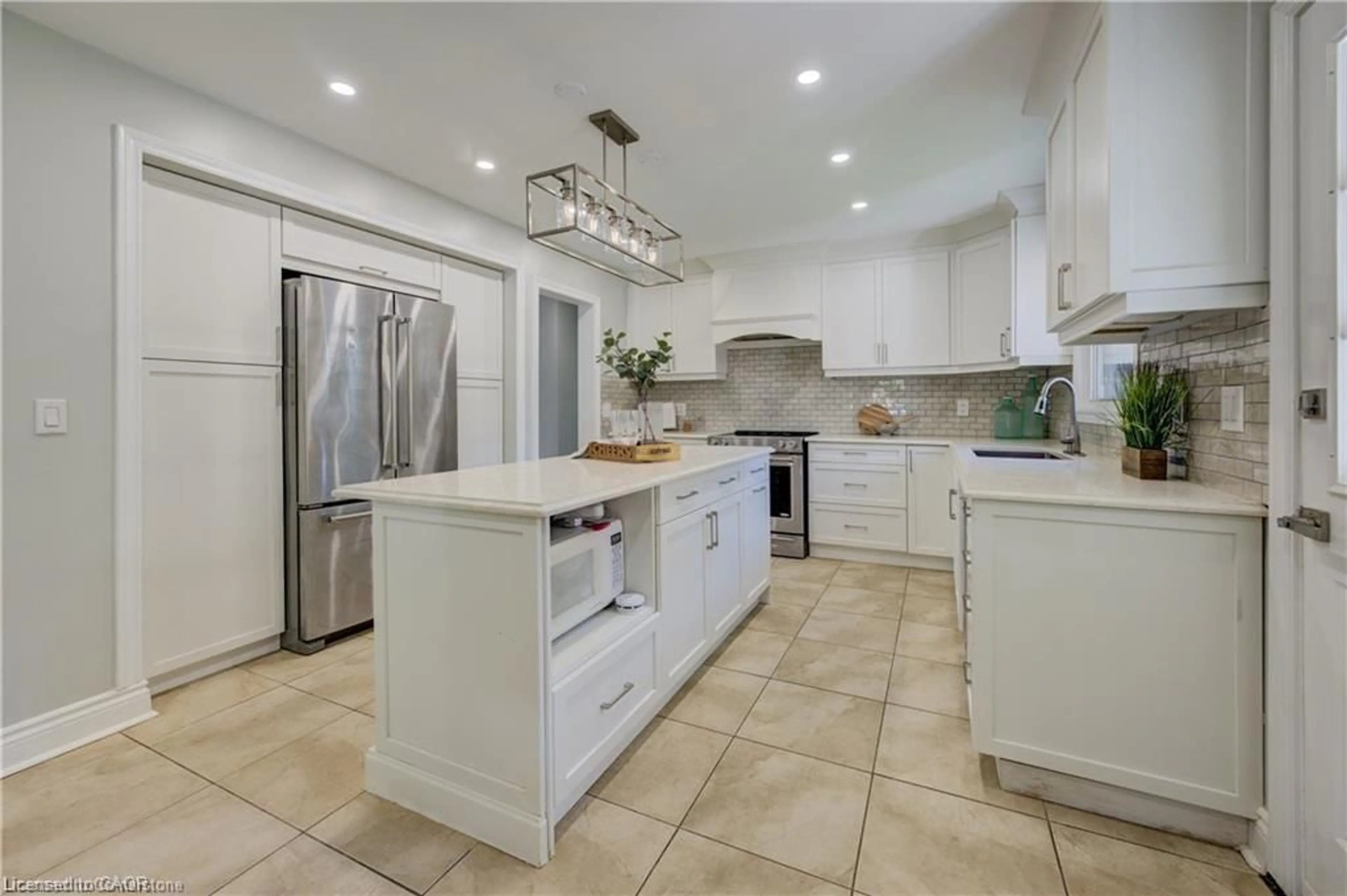 Open concept kitchen, ceramic/tile floor for 5180 Southgate Ave, Niagara Falls Ontario L2E 7G5