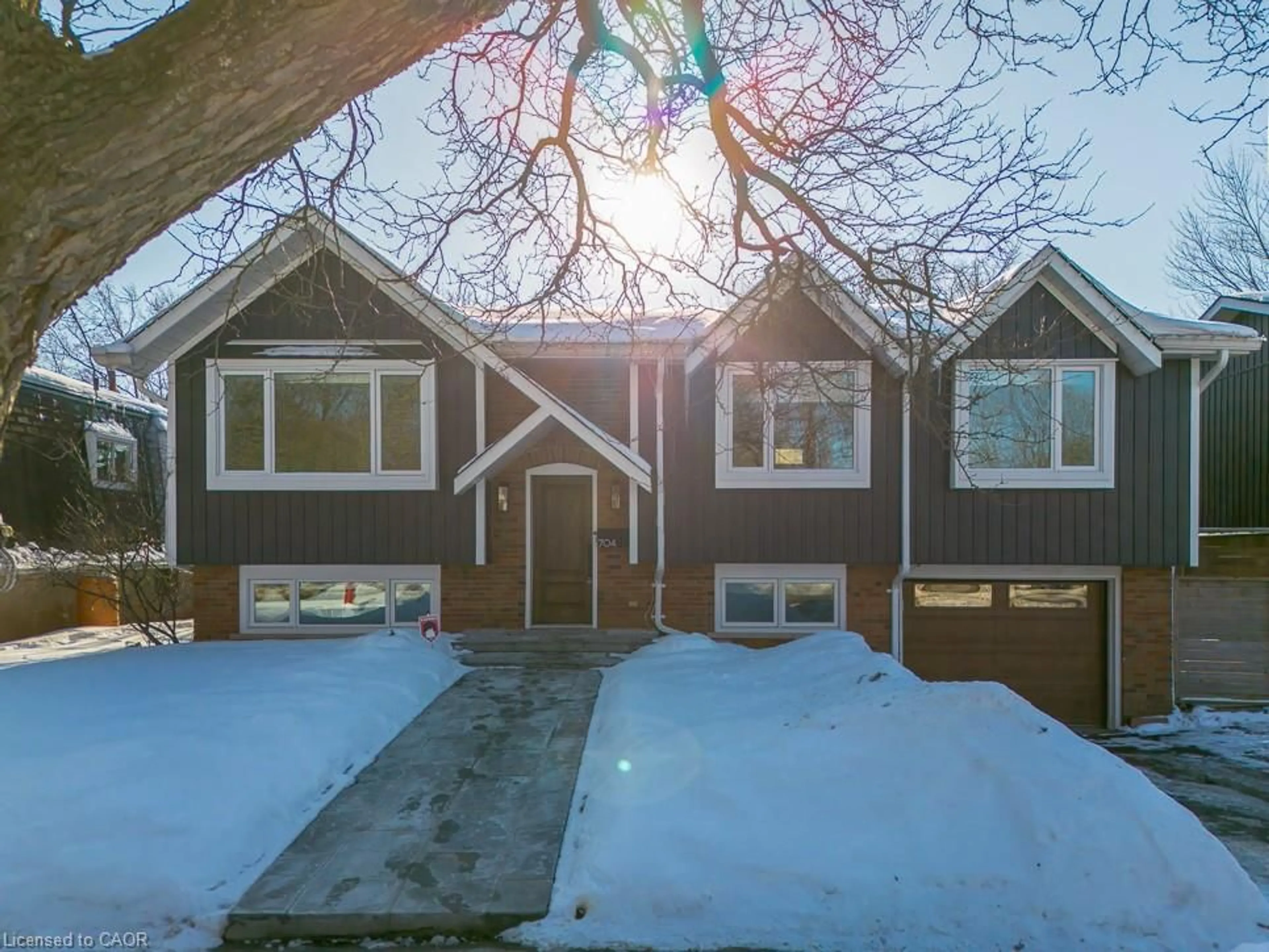 A pic from outside/outdoor area/front of a property/back of a property/a pic from drone, street for 704 Francis Rd, Burlington Ontario L7T 3X7