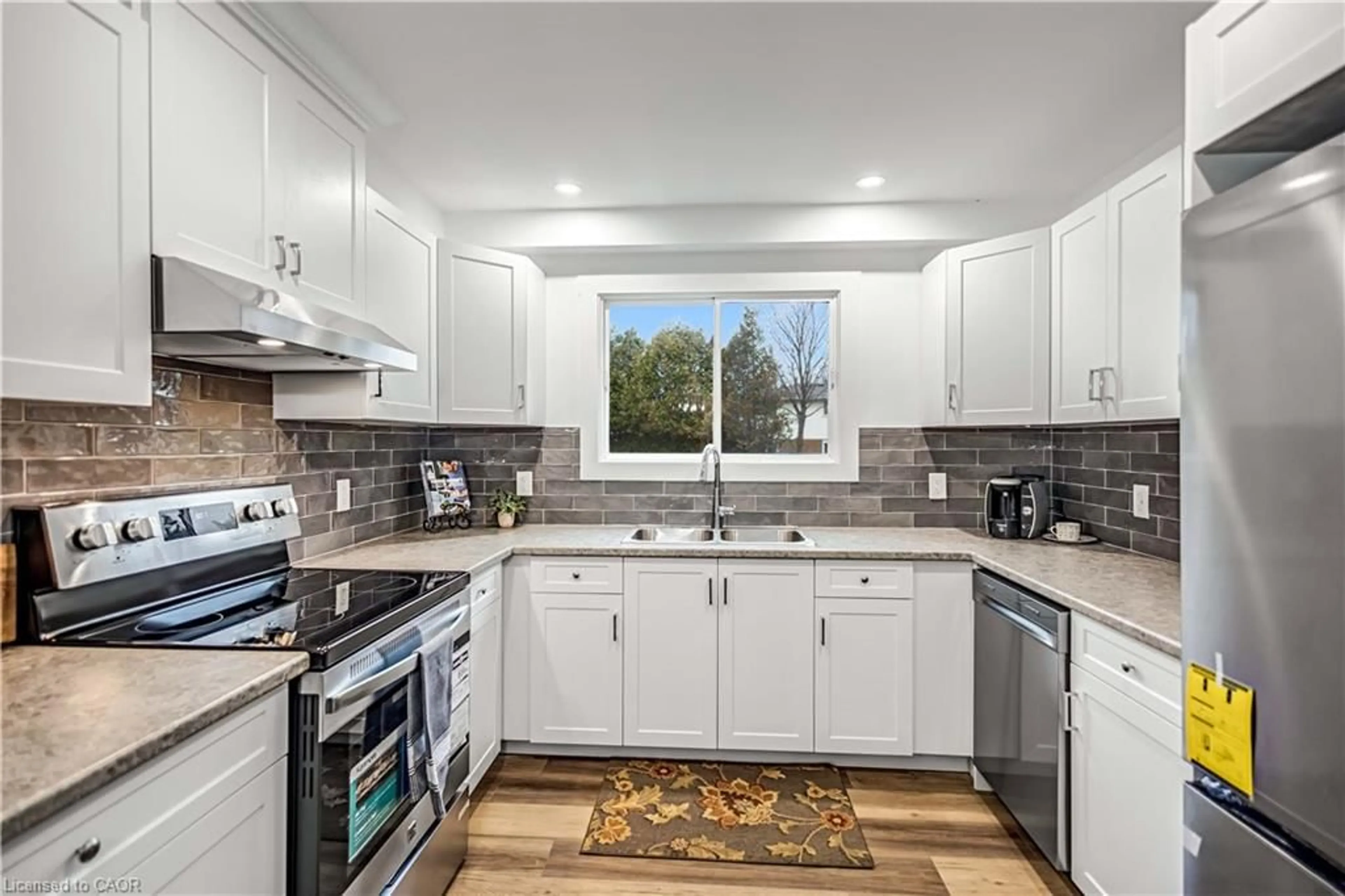 Open concept kitchen, ceramic/tile floor for 34 Oakhill Dr #20B, Brantford Ontario N3T 1R1