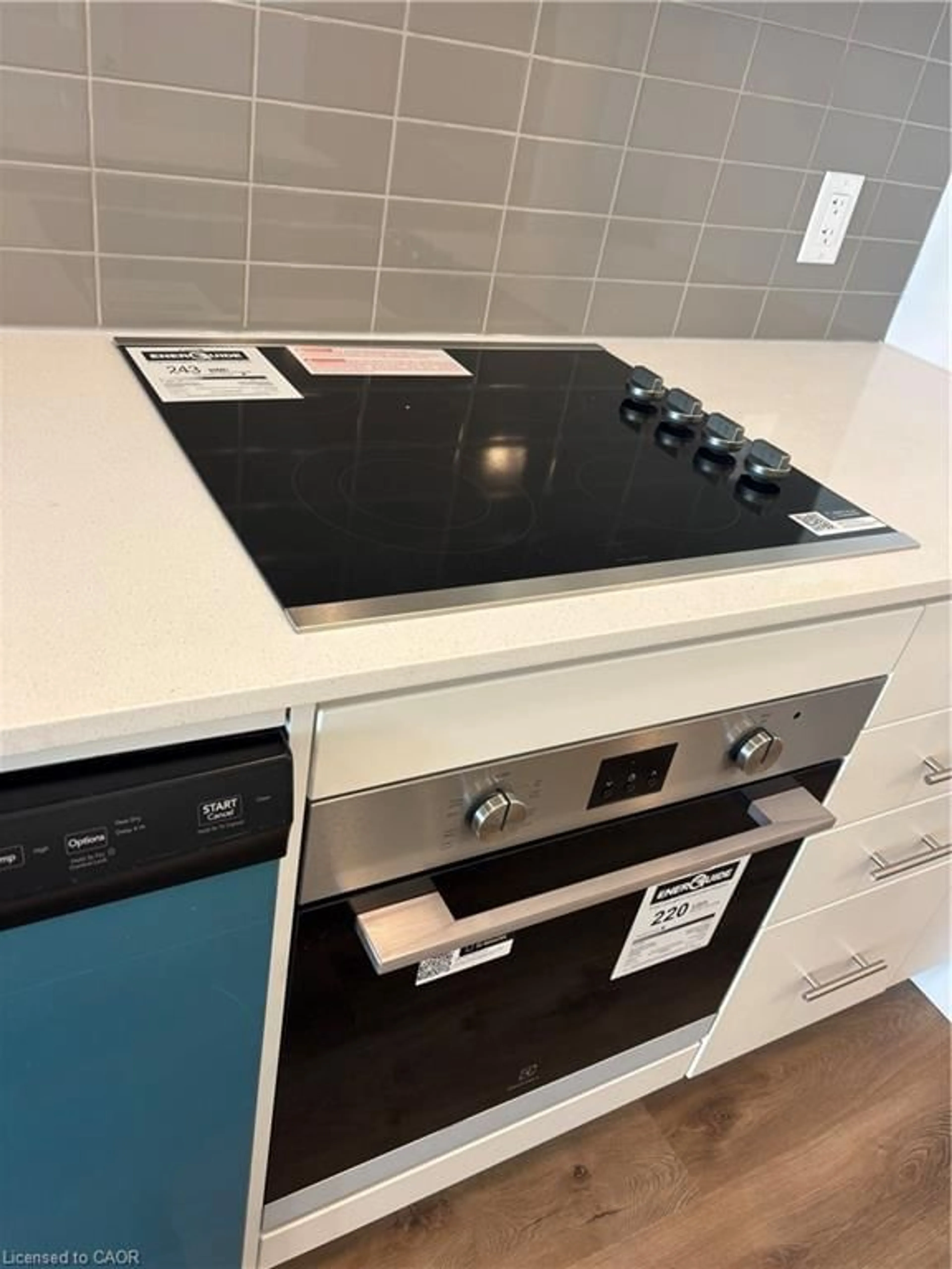 Standard kitchen, ceramic/tile floor for 461 Green Rd #607, Hamilton Ontario L8E 5B4