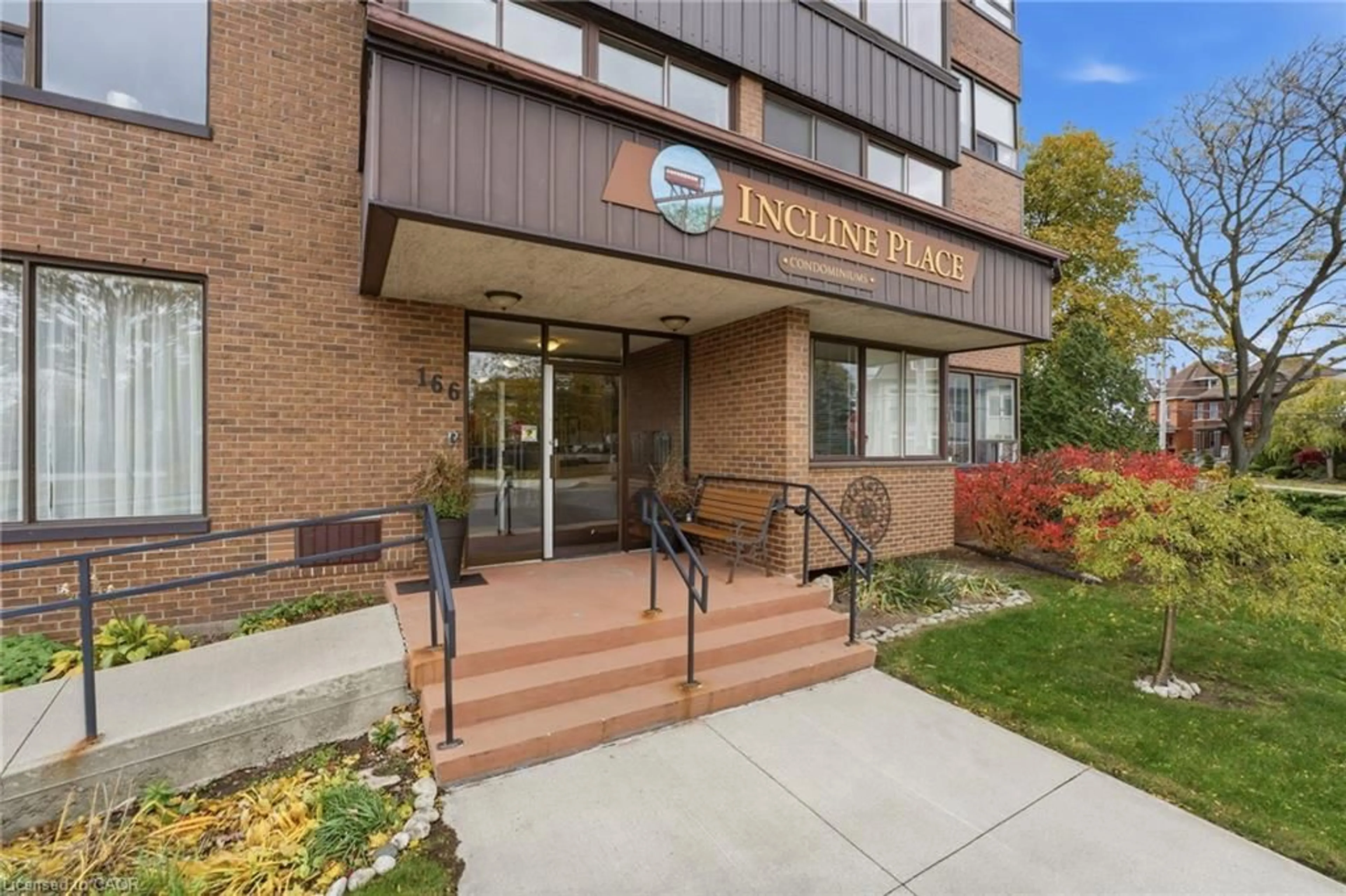 Indoor foyer for 166 Mountain Park Ave #502, Hamilton Ontario L8V 1A1