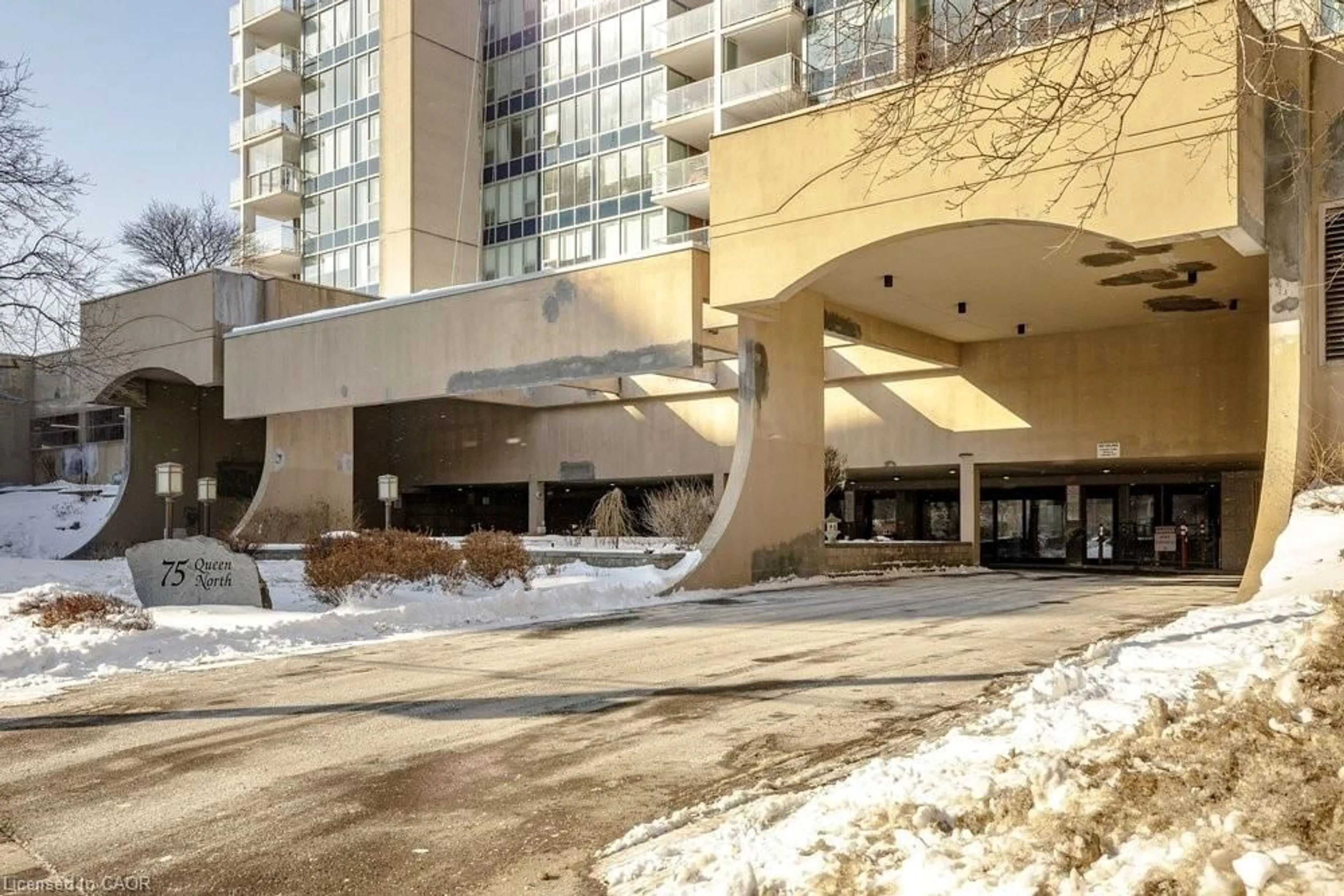 Indoor foyer for 75 Queen St #701, Hamilton Ontario L8R 3J3