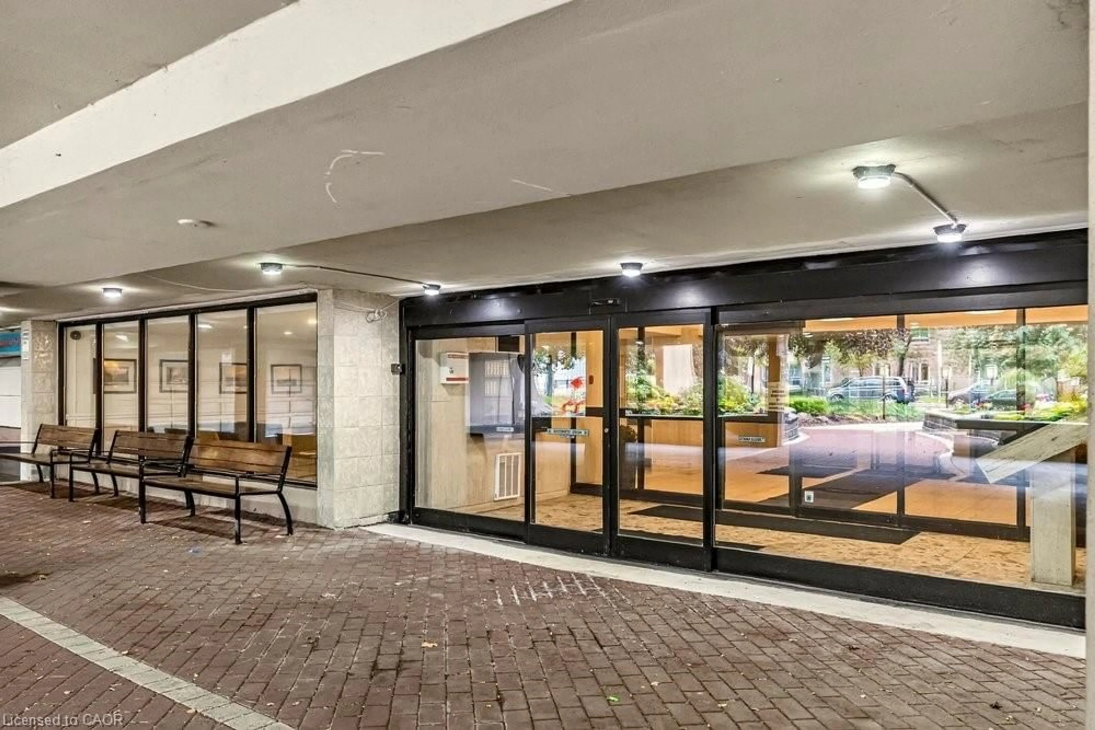 Indoor foyer for 75 Queen St #701, Hamilton Ontario L8R 3J3