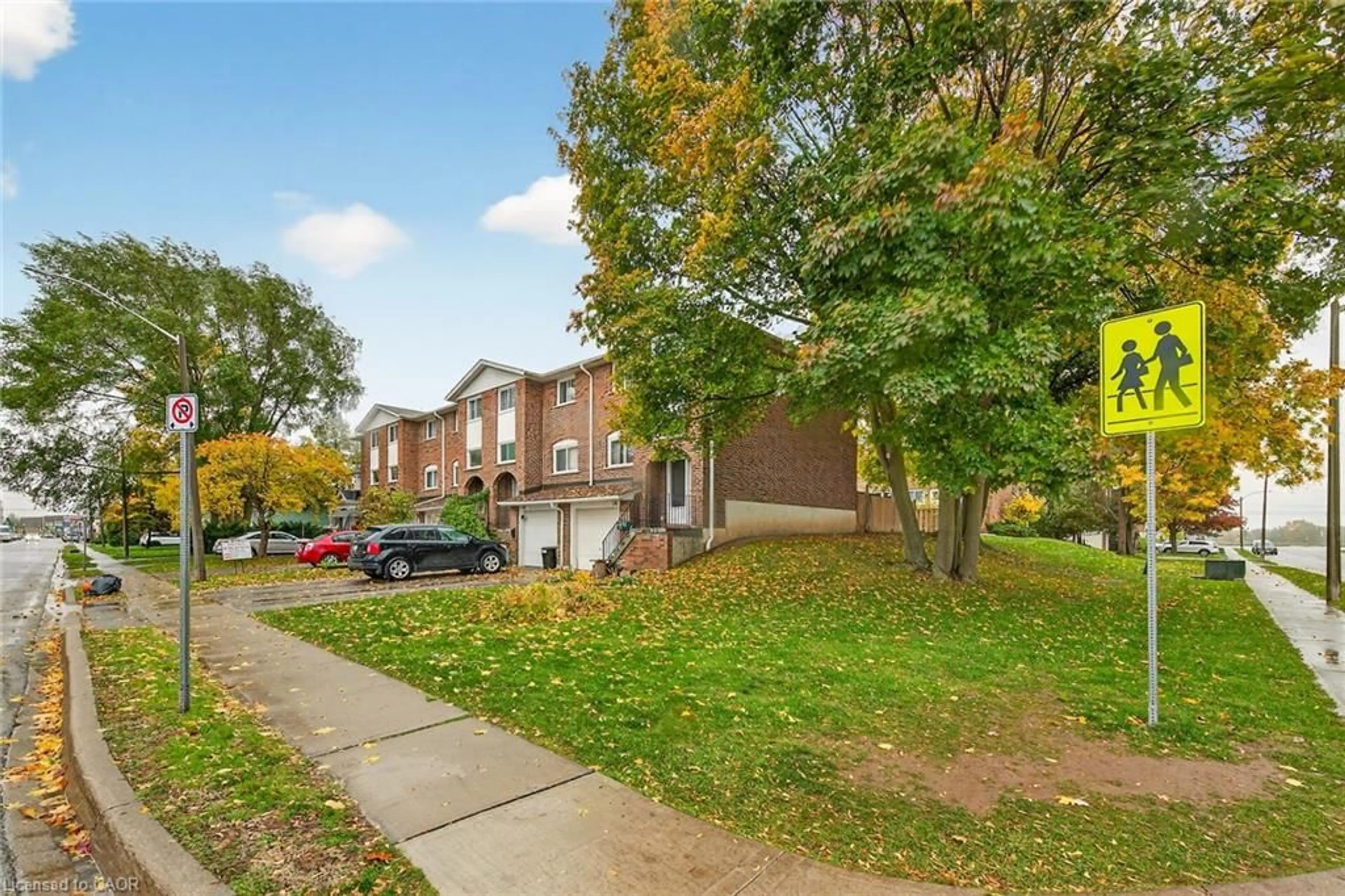 A pic from outside/outdoor area/front of a property/back of a property/a pic from drone, street for 136 Lock St #1, Dunnville Ontario N1A 1T9